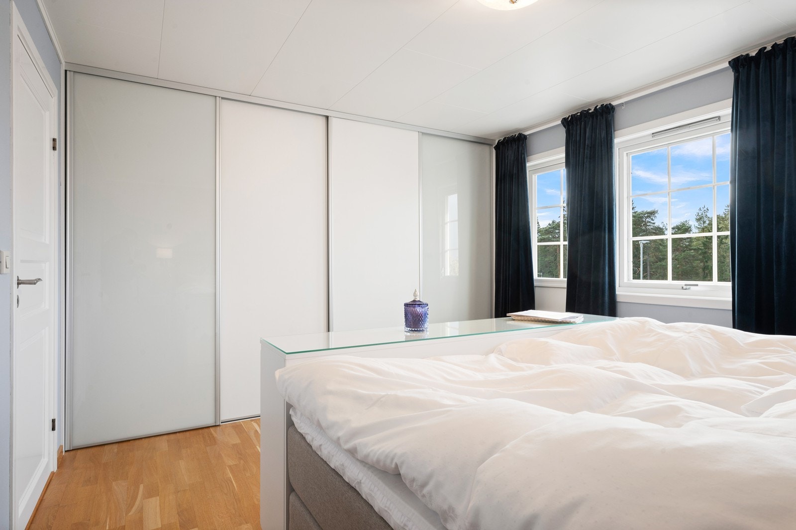 En stor skyvedørsgarderobe gir rikelig med oppbevaringsplass. I tillegg er det egen utgang til den store verandaen i fra dette rommet. Galleribilde