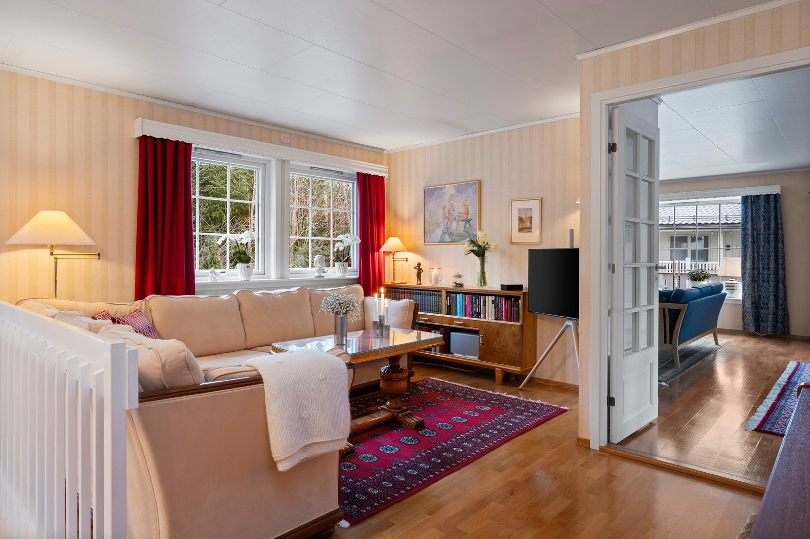 Rommet er en del av en åpen løsning som gir en luftig og sosial atmosfære. Galleribilde