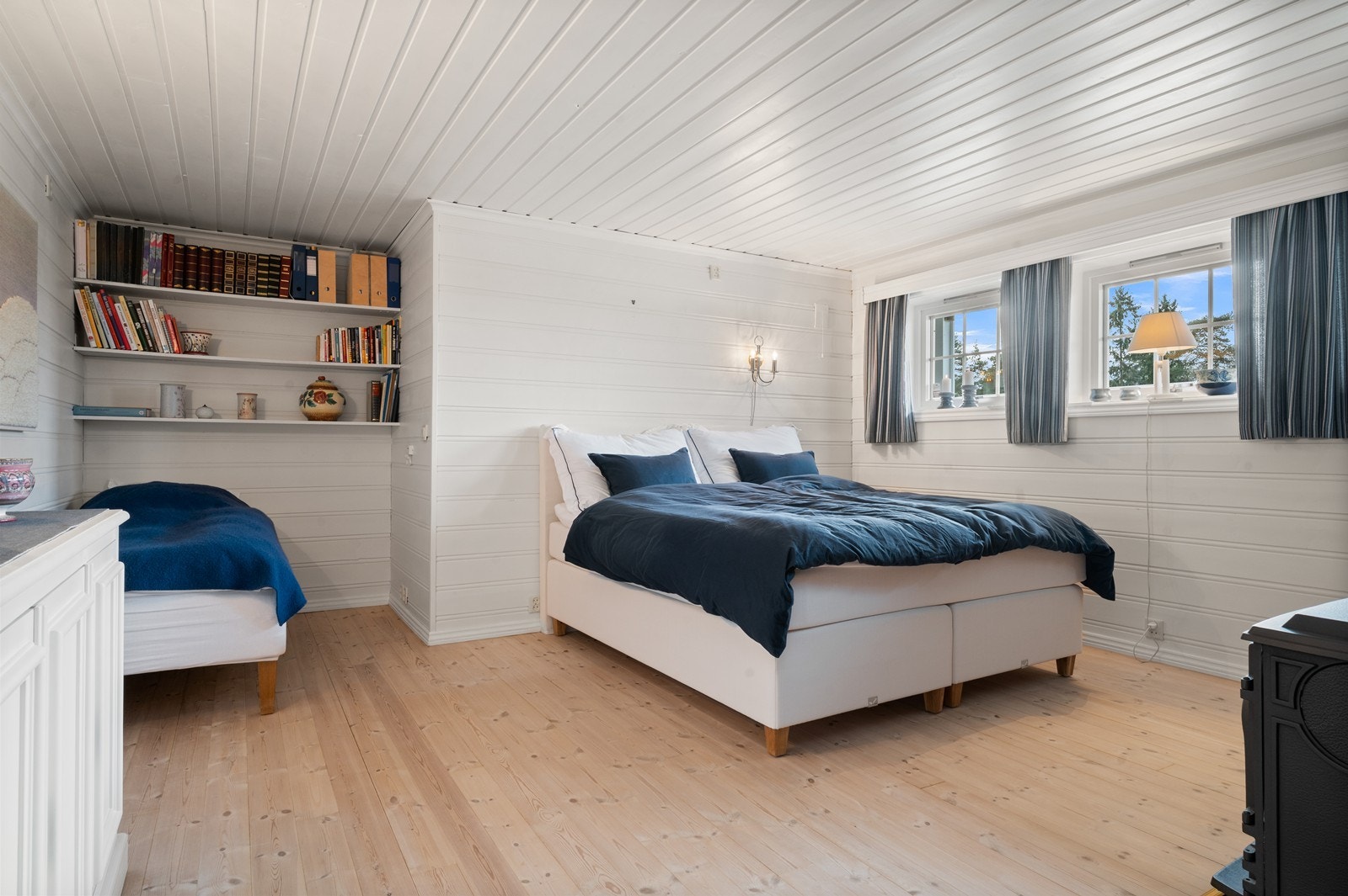 Soverommet i underetasjen er lunt med tregulv og panel på veggene. Galleribilde