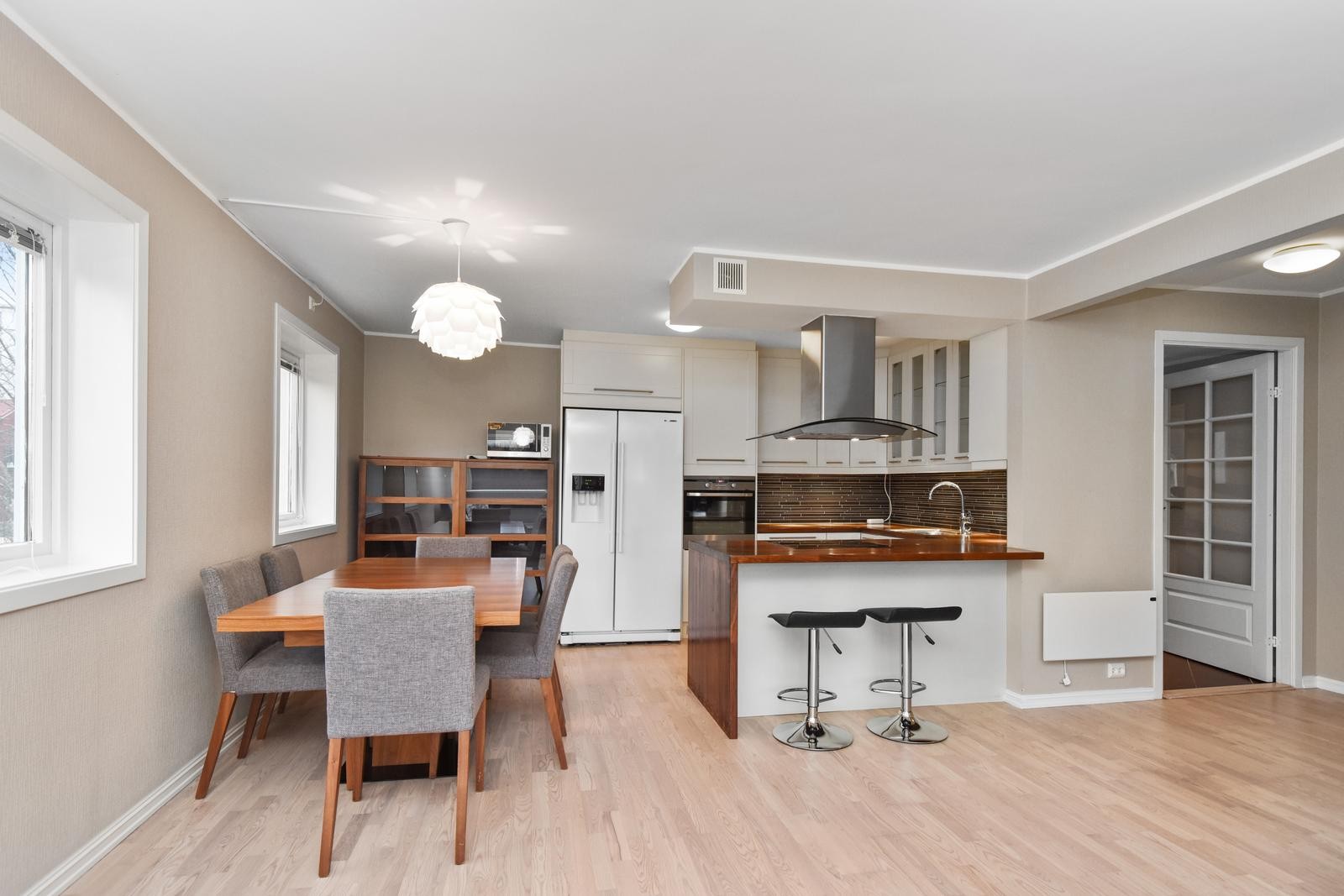 Kjøkken med spisebord Galleribilde