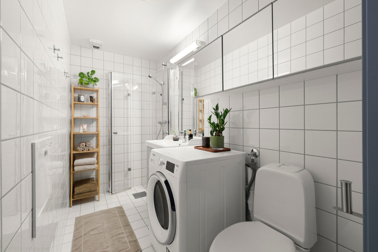 Badet, oppført i 2006, er romslig og har god plass til vaskemaskin. Galleribilde