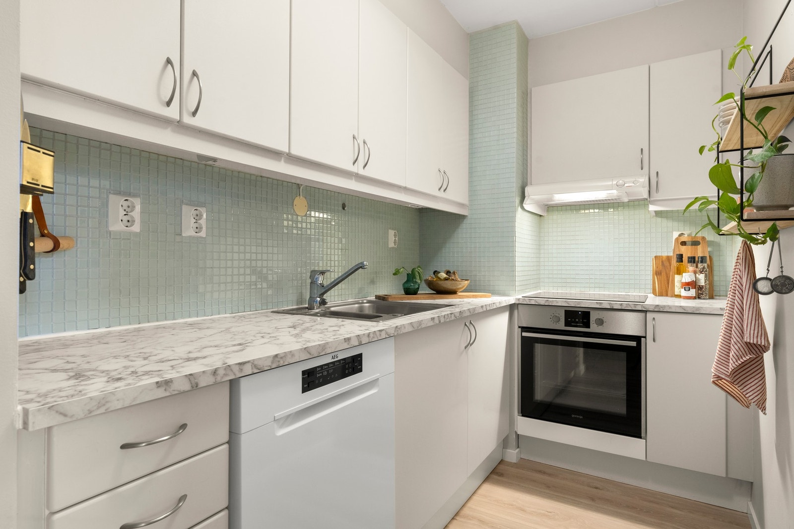 Kjøkkenfronter ble malt og benkeplaten byttet våren 2023. Galleribilde