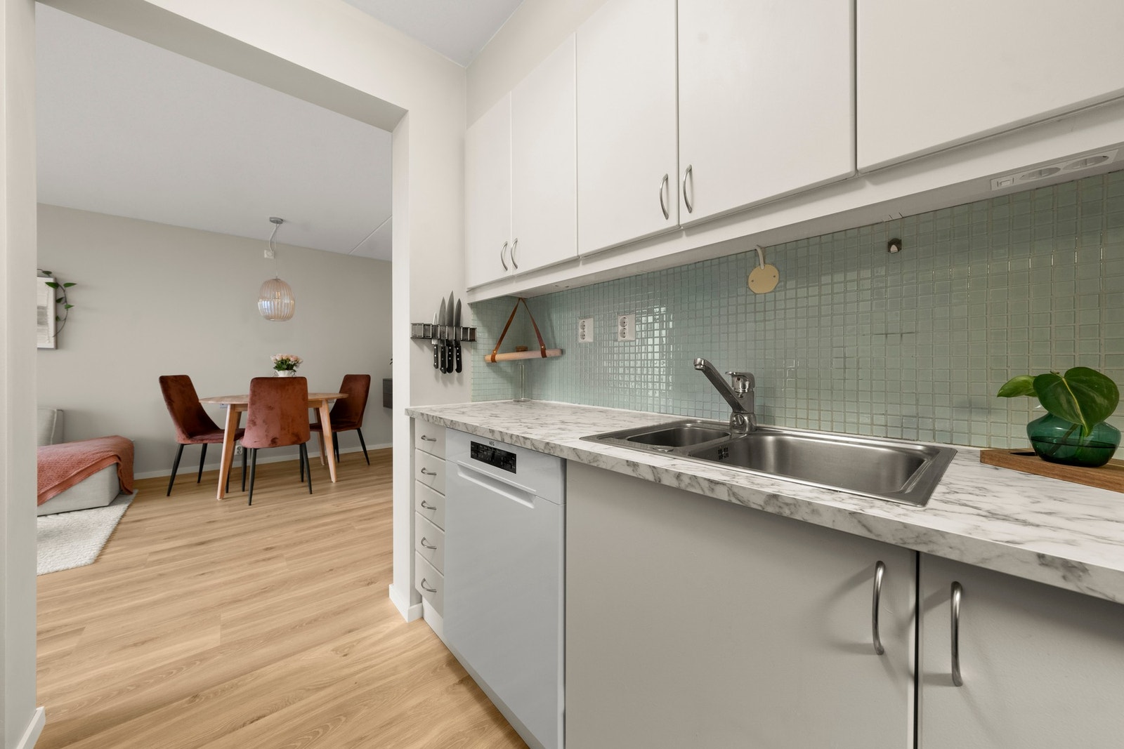 Av hvitevarer medfølger platetopp, stekeovn, kjøleskap, fryser og frittstående oppvaskmaskin (ny i november 2023). Galleribilde