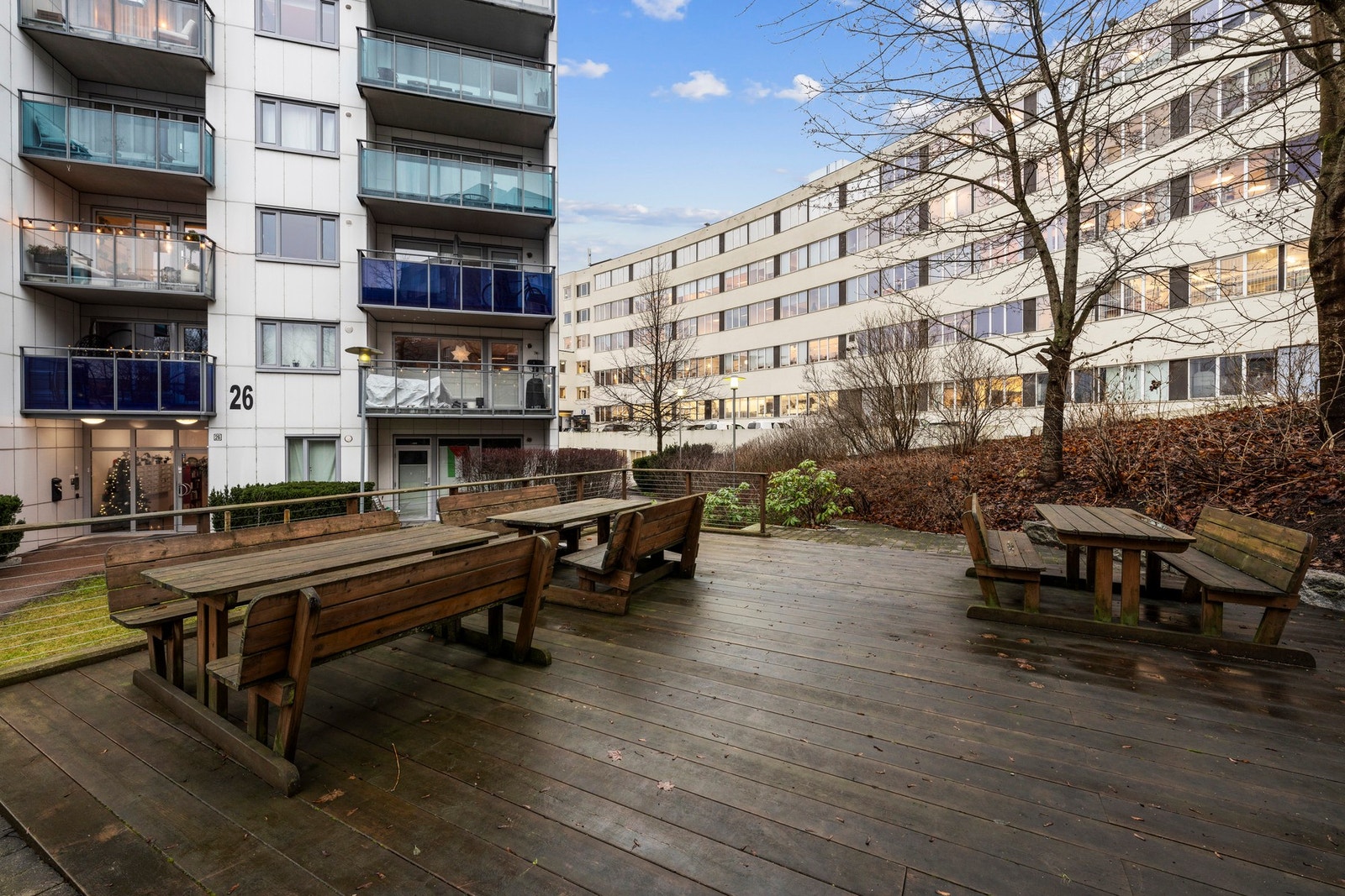 Fellesområdet opparbeidet med blant annet asfalterte internveier, plenarealer, sittegrupper, trær og prydbusker. Galleribilde