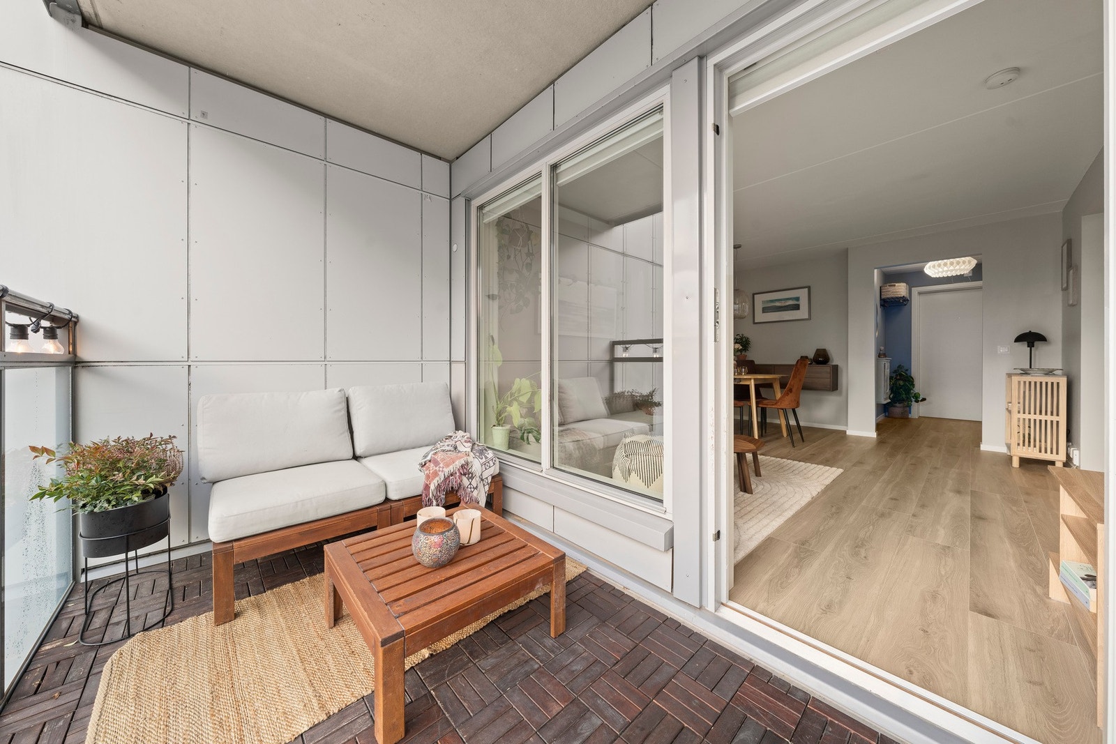 Her kan man nyte solrike dager og rolige kvelder, med utsikt over borettslagets grønne fellesarealer med gressplen, sittegrupper og grillplatting. Galleribilde