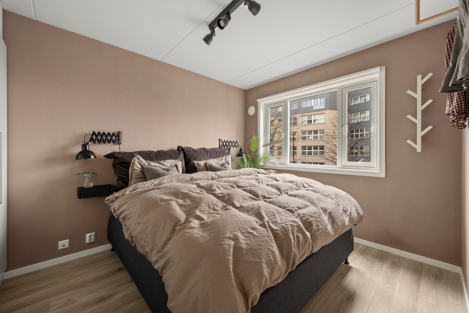 Rommet oppleves stille og rolig, med lyse farger som gir varme og karakter. Galleribilde