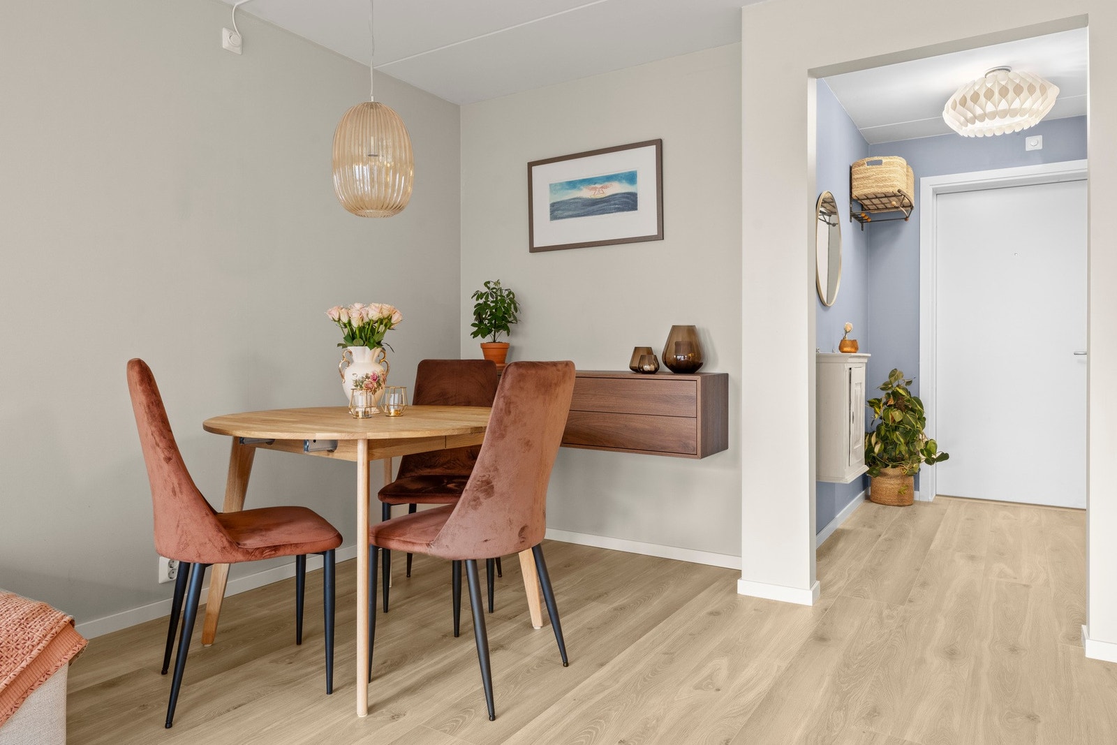 Her er det plass til både sofagruppe og spisebord, og rommets åpne planløsning gjør møblering enkel. Galleribilde