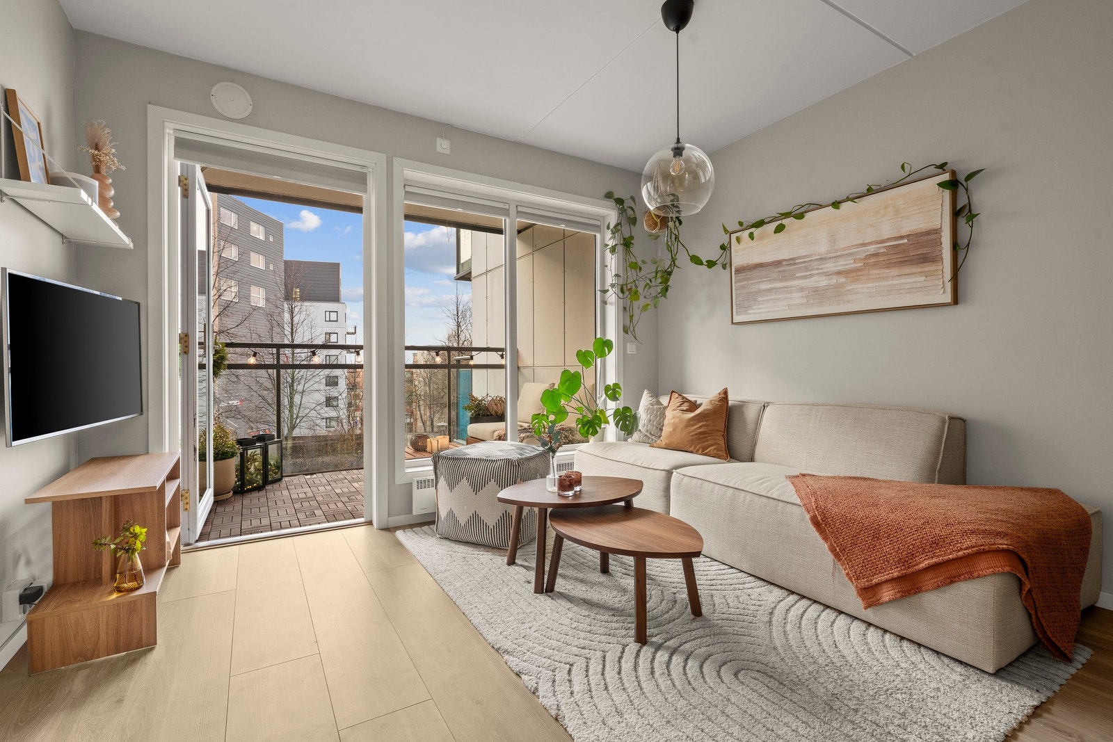 Fra stuen er det utgang til balkongen, som fungerer som en forlengelse av oppholdsrommet. Galleribilde