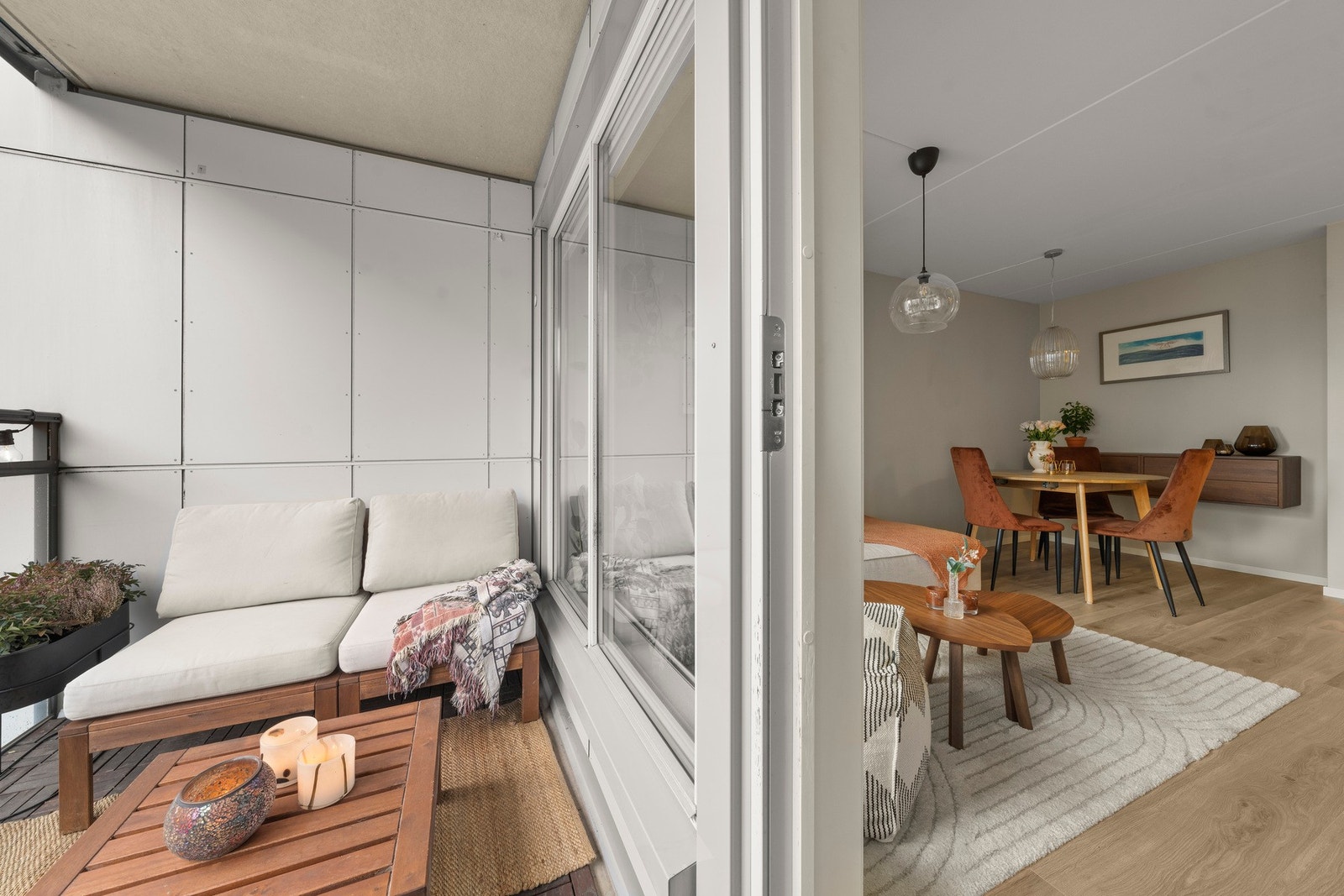 Balkongen gir plass til utemøbler og planter, og blir et naturlig sted å slappe av. Galleribilde