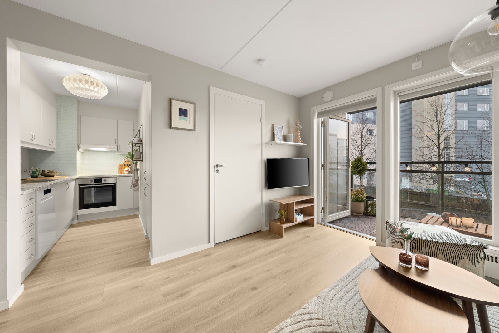 Kjøkkenet har en åpen løsning mot stuen, men ligger samtidig tilbaketrukket i egen nisje. Galleribilde