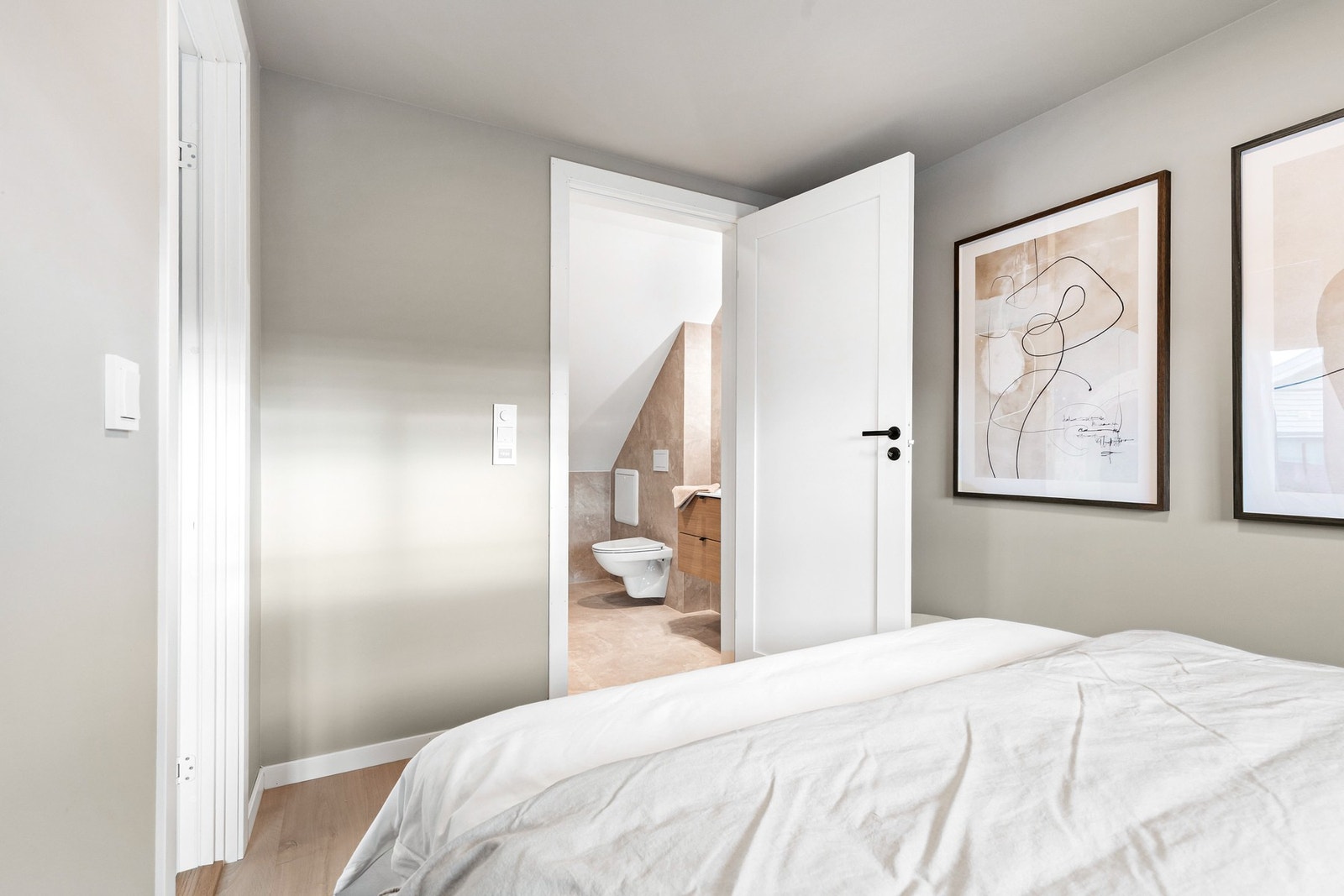 Rommet leder videre inn til badet Galleribilde