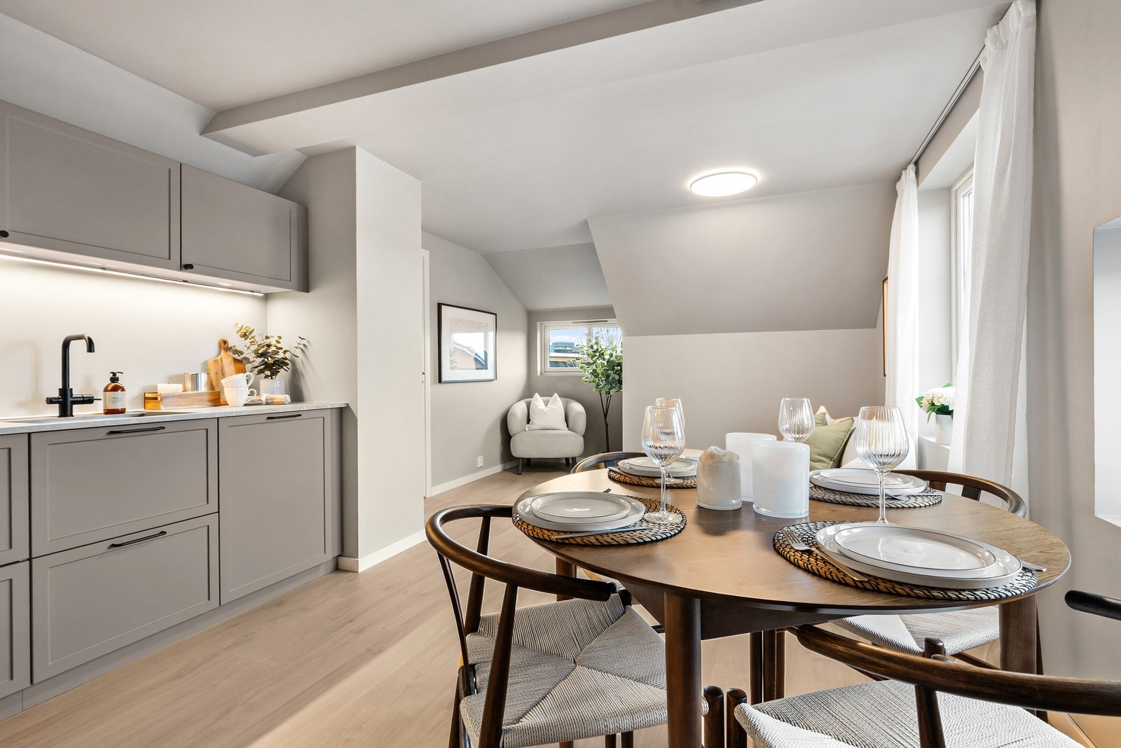 Leiligheten har en åpen stue/kjøkken løsning som gir en luftig og god romfølelse Galleribilde