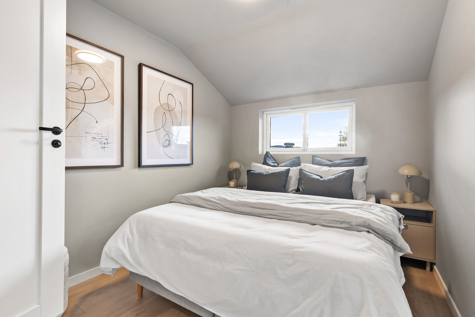 Pent soverom med 1-stavs laminat på gulv og slette vegger. Galleribilde