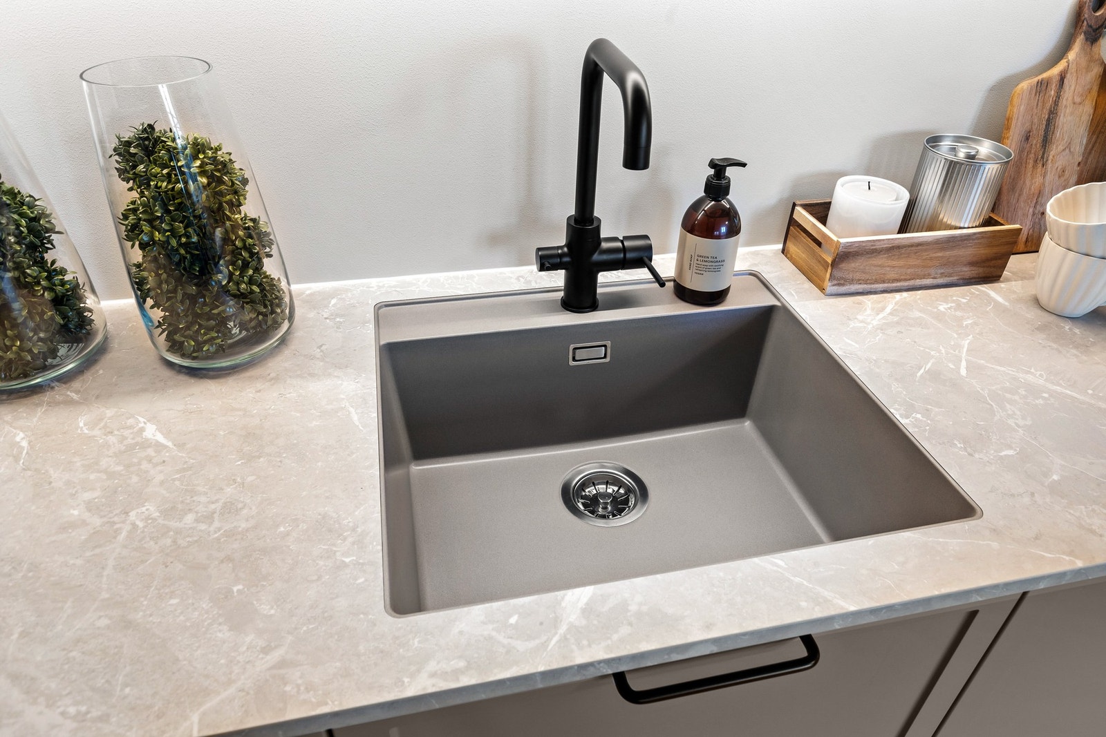 Boligen har påkostete detaljer som underlimt vask og sorte detaljer. Galleribilde