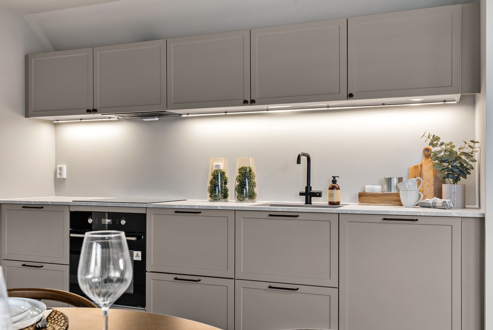 Moderne kjøkkeninnredning fra 2025 med profilerte fronter og benkeplate av laminat Galleribilde