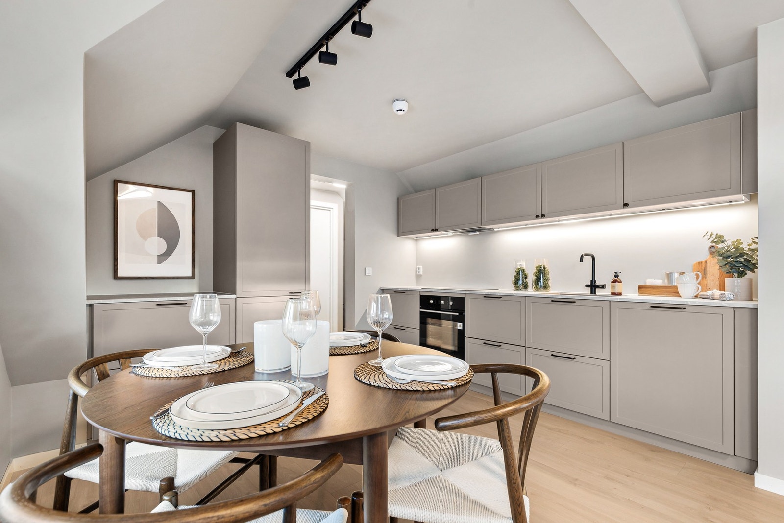 Stuen fremstår som lys og innbydende med 1-stavs laminatgulv og slette, lysmalte vegger Galleribilde