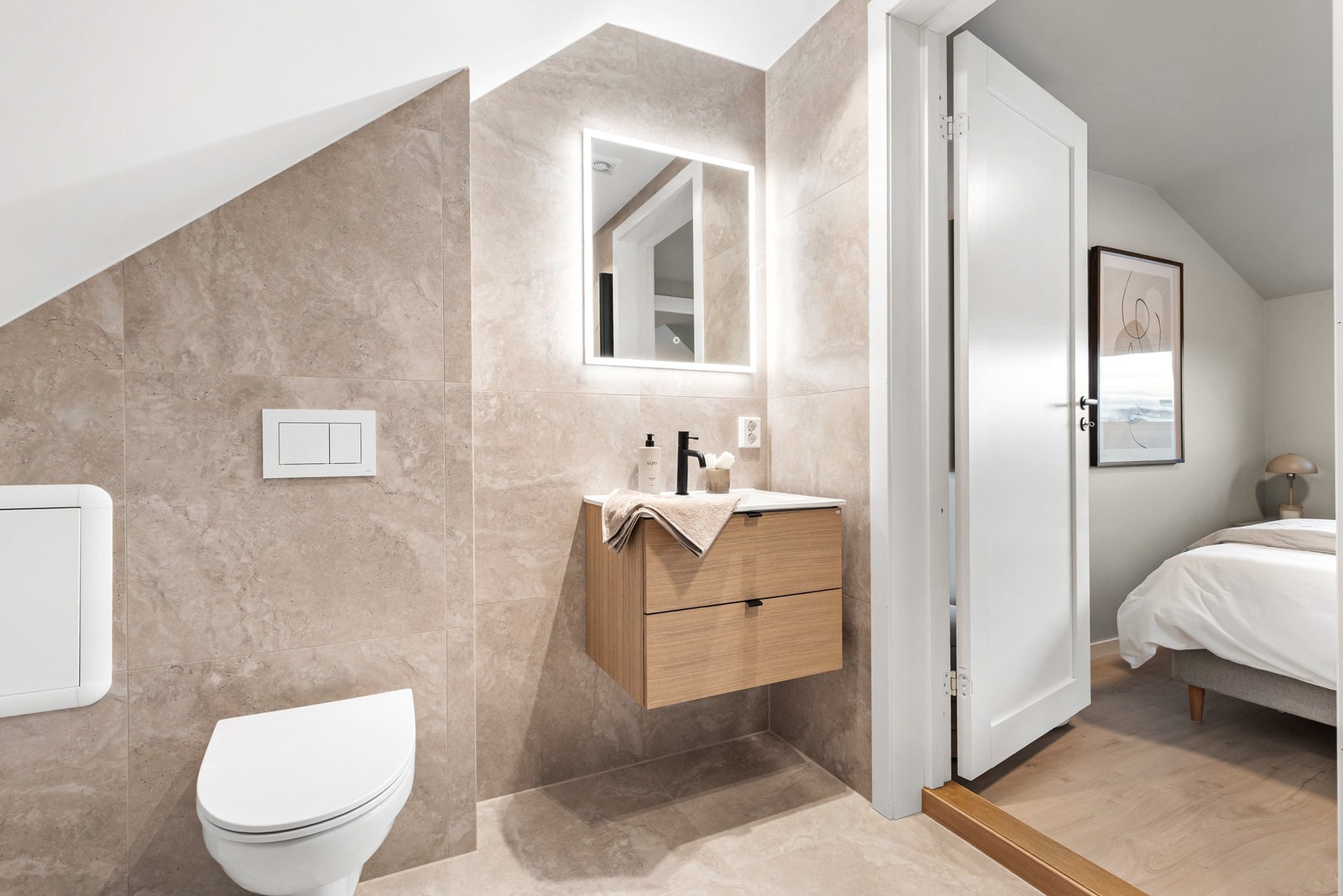 Leiligheten ligger i toppetasje i et nyoppusset bygg sentralt beliggende i Hokksund Galleribilde