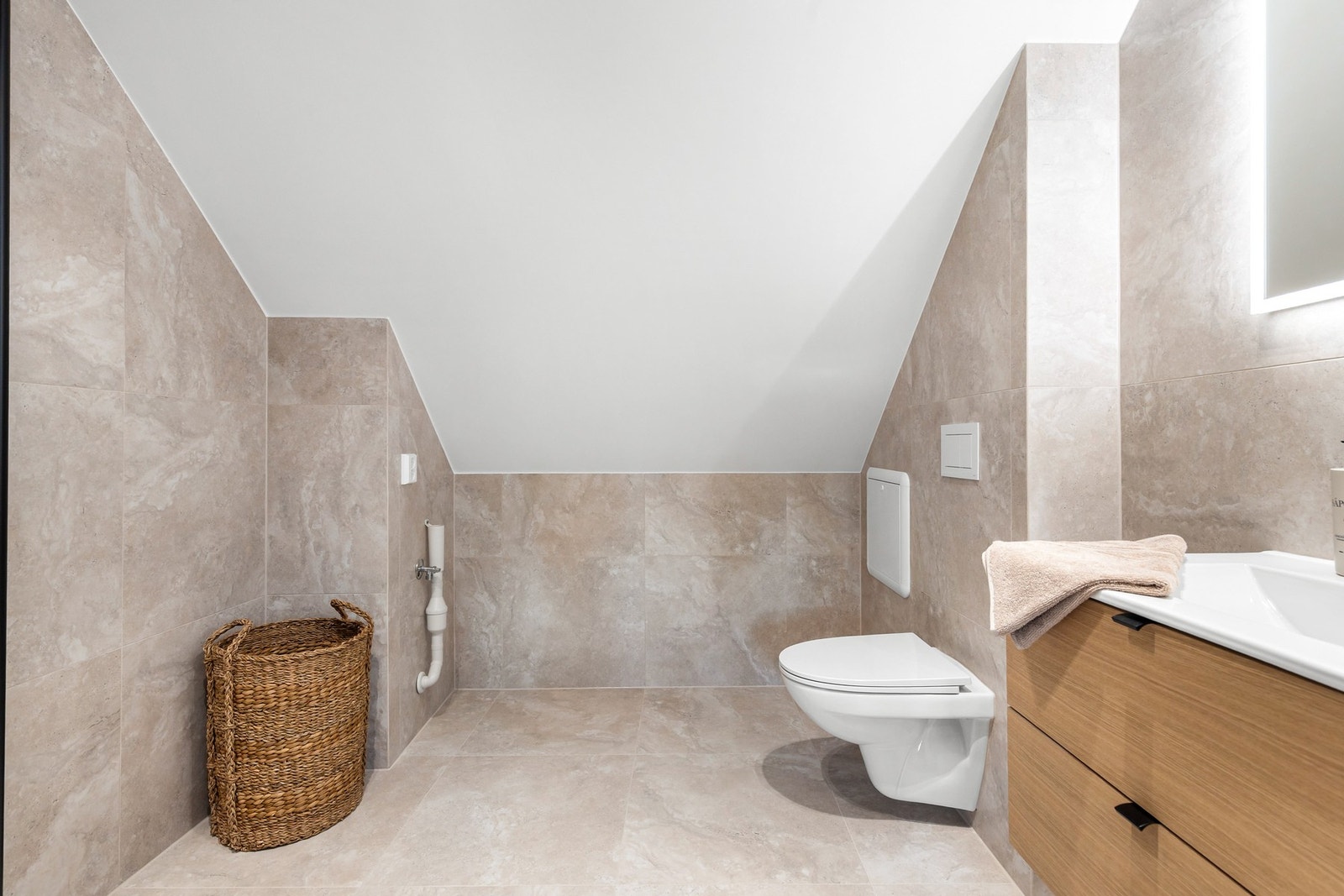 Påkostet flislagt bad fra 2025 med gulvvarme Galleribilde