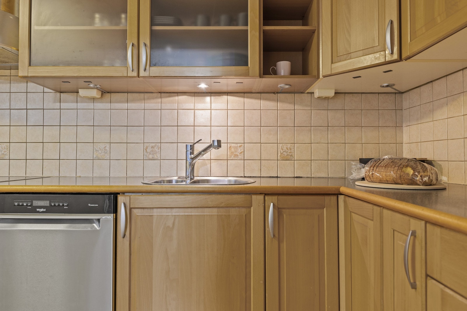 Det er rikelig med opbevaring i skuffer og skap, og stor benkeplate til matlaging Galleribilde