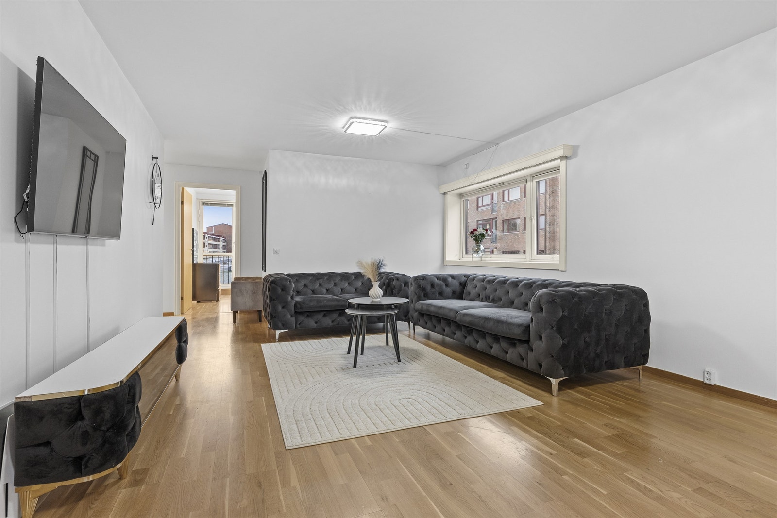 Stuen er av god størrelse med plass til sofa, salongbord og TV-seksjon Galleribilde