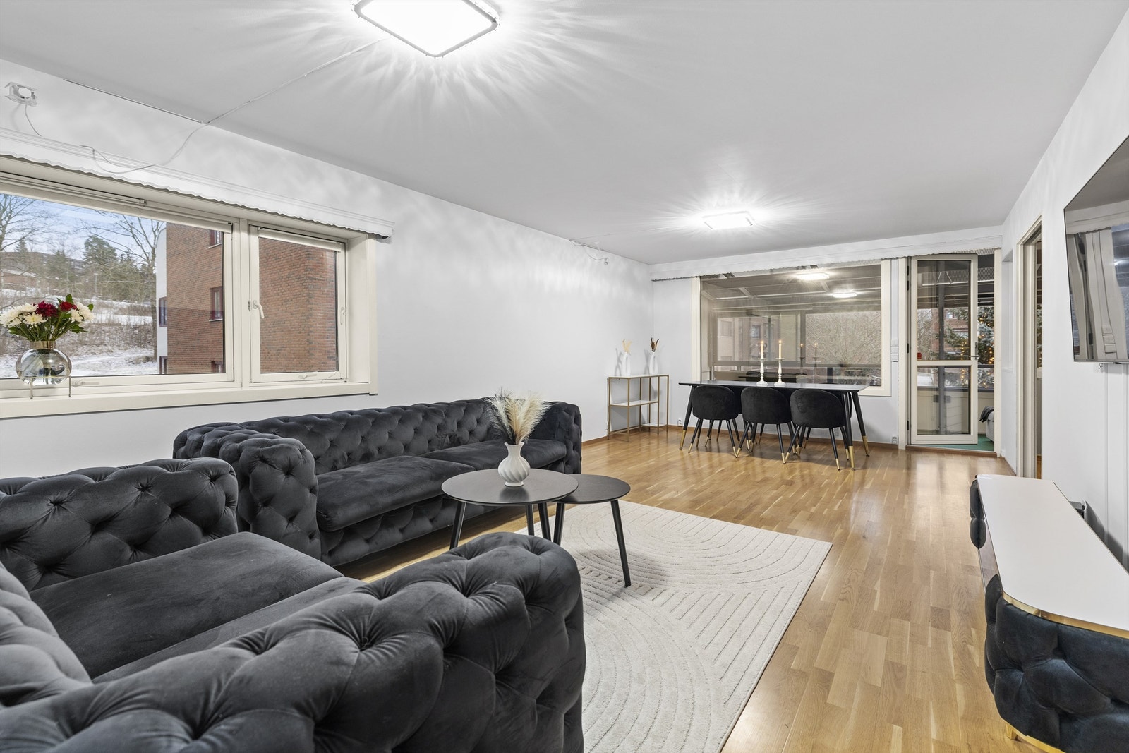 En stor og luftig 4-roms med en herlig og romslig stue, 3 soverom og en innglasset balkong Galleribilde