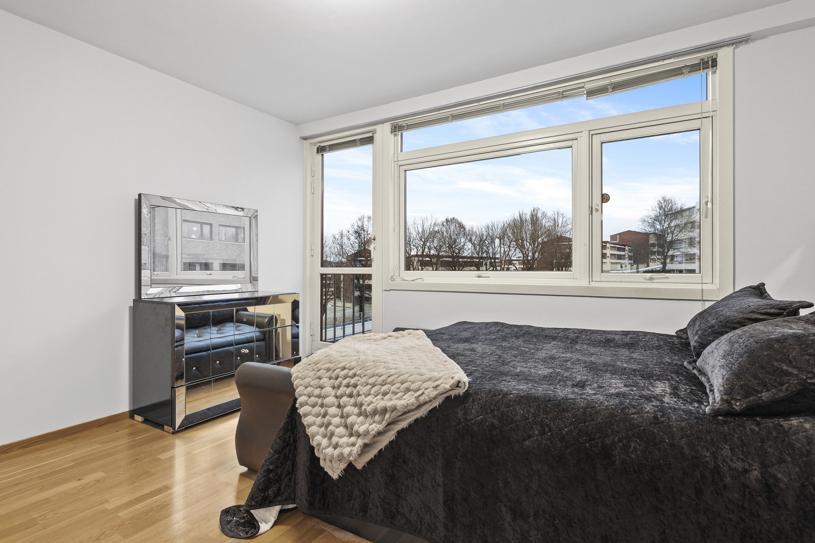 Det er rikelig med lysinnslipp som skaper en luftig følelse- perfekt for soverommene Galleribilde