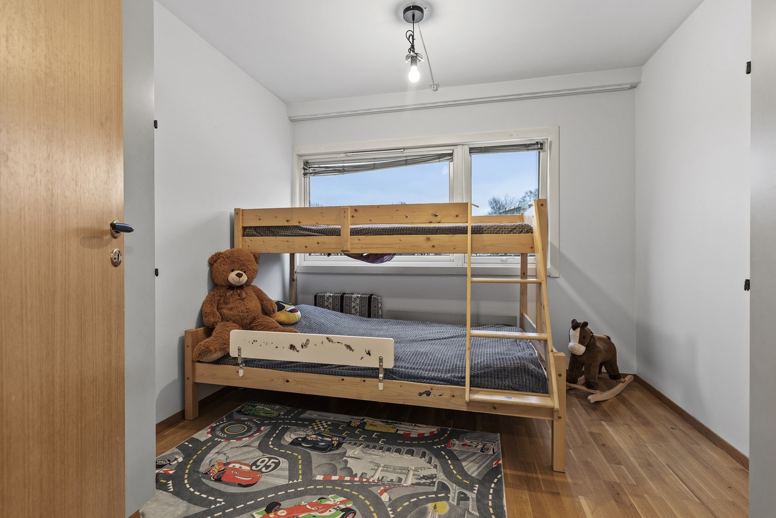 Boligens andre soverom er også av god størrelse, med plass til seng og kommode Galleribilde