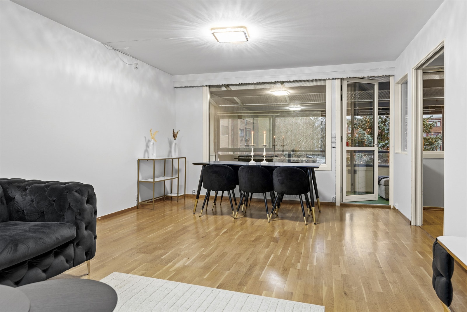 Det er naturlig å møblere i soner, med et spisebord hvor man kan invitere venner og familie på besøk Galleribilde