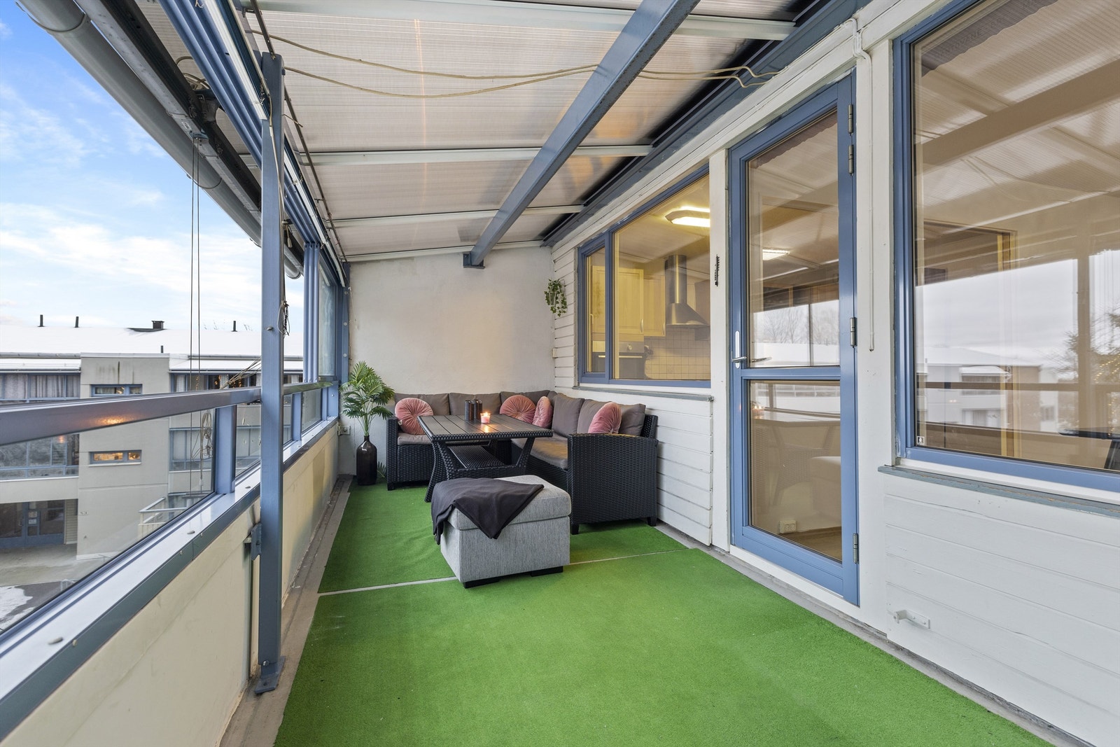 Balkongen er av god størrelse med plass til ønsket utemøblement Galleribilde