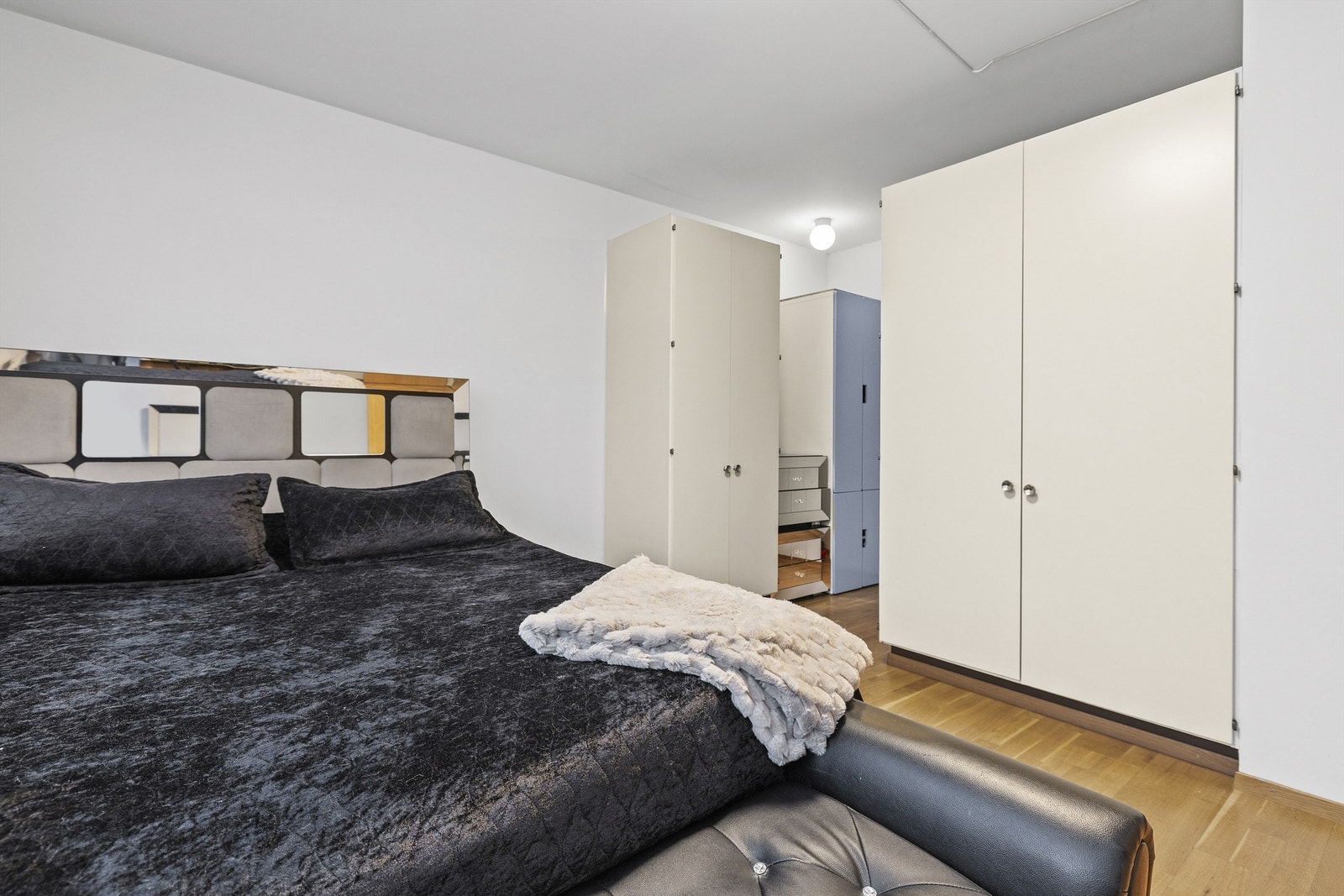 Det er også rikelig med oppbevaring i romslige garderobeskap Galleribilde