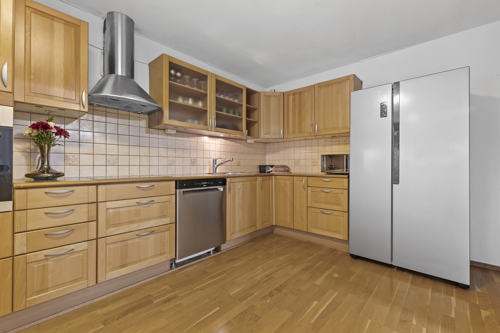 Kjøkkenet er med profilerte fronter og benkeplate med nedsenket oppvaskkum med armatur Galleribilde