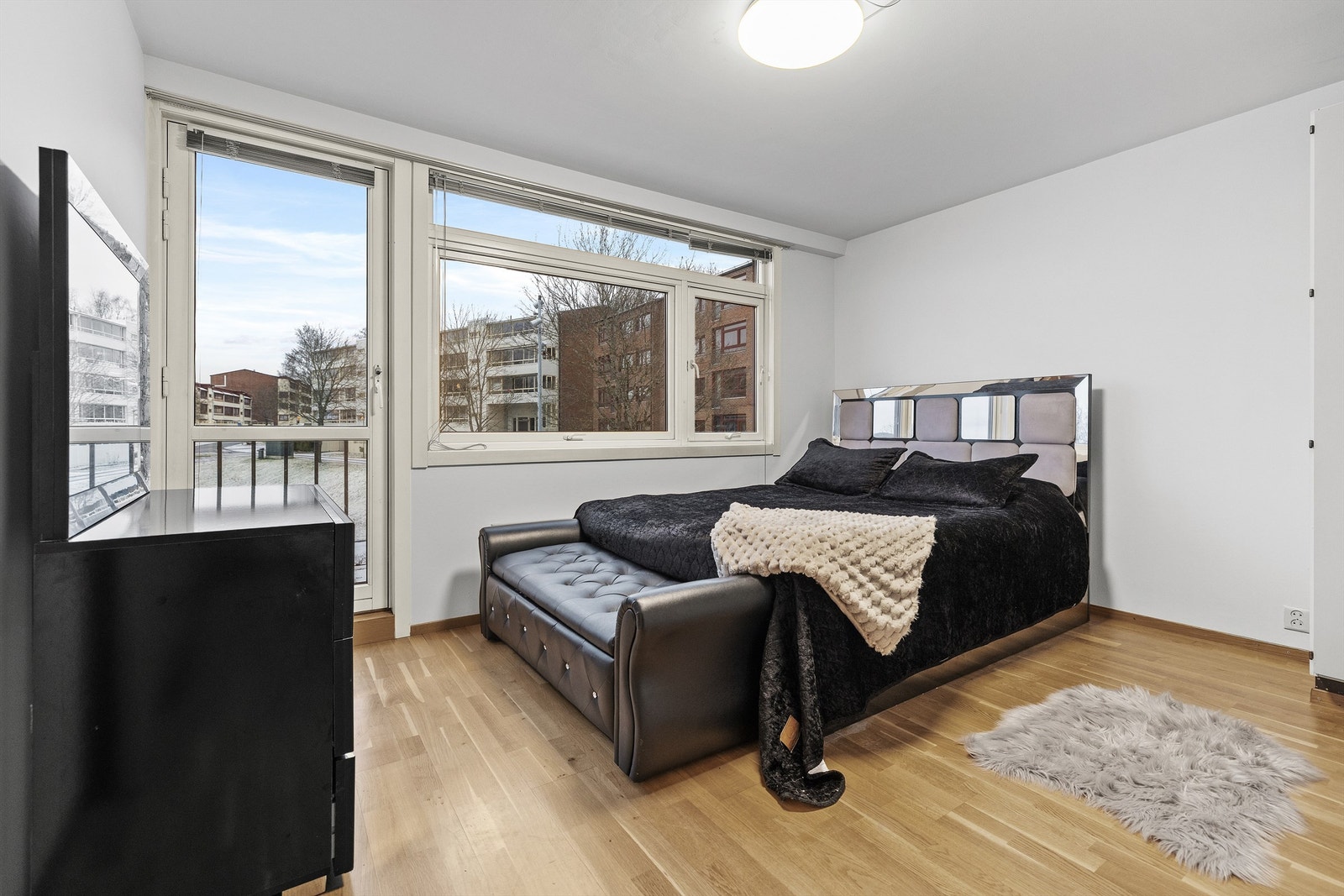 Hovedsoverommet er av god størrelse og har plass til dobbeltseng, tilhørende nattbord og kommode Galleribilde