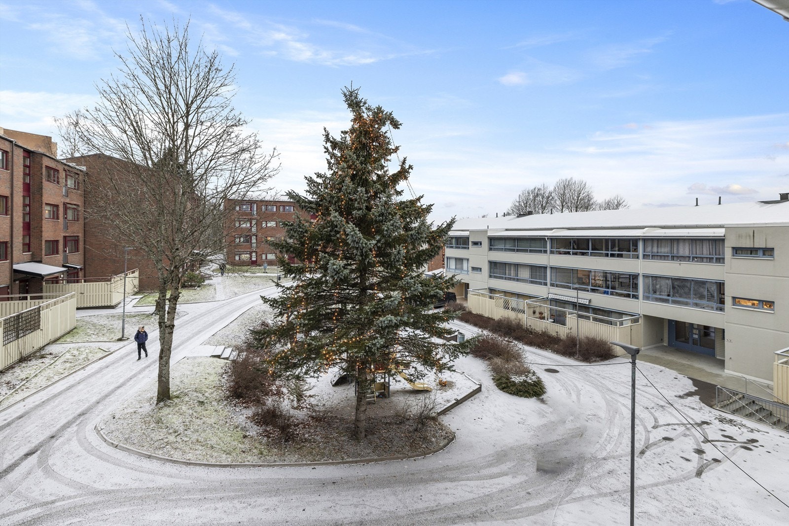 Fellesområdet er pent opparbeidet med beplanting og sittegrupper Galleribilde
