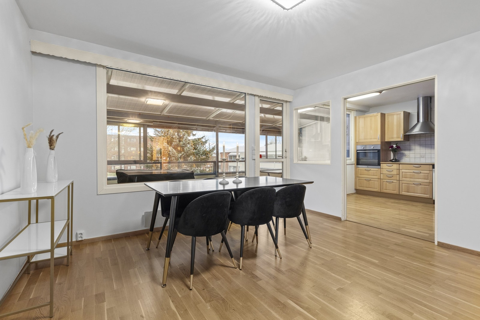 Videre er kjøkkenet holdt i en delvis åpen løsning Galleribilde