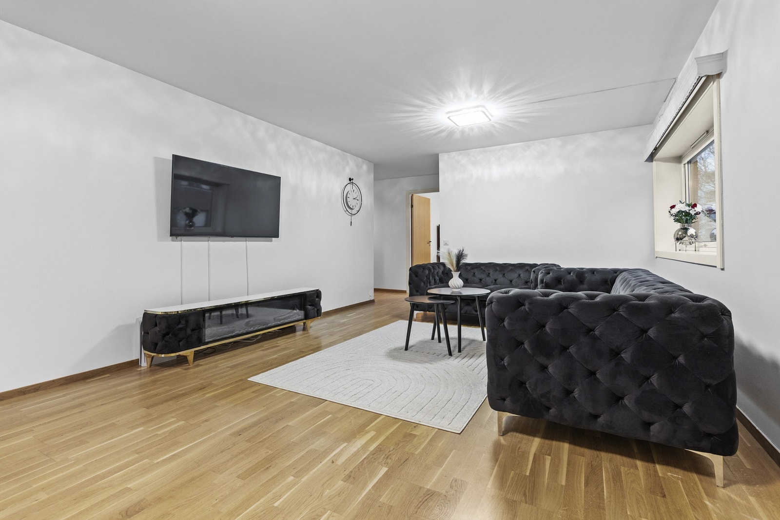 Rommet er holdt i nøytrale og tidløse nyanser Galleribilde