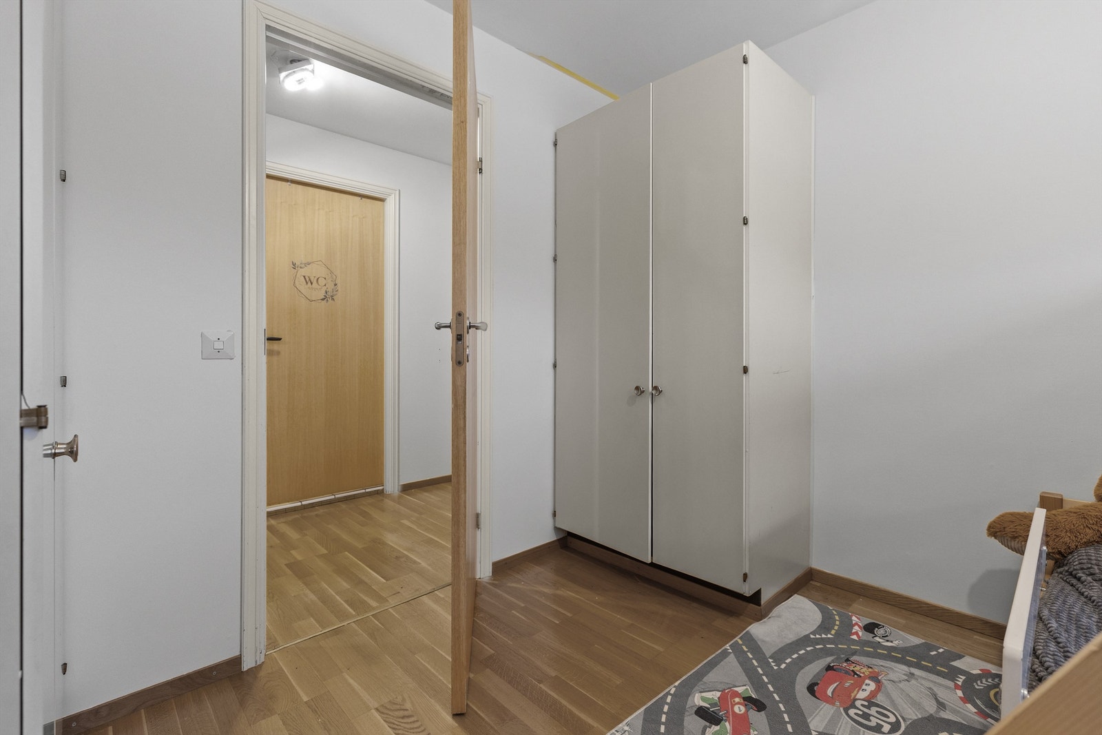 Her er det også rikelig med oppbevaringsplass i et klesskap Galleribilde