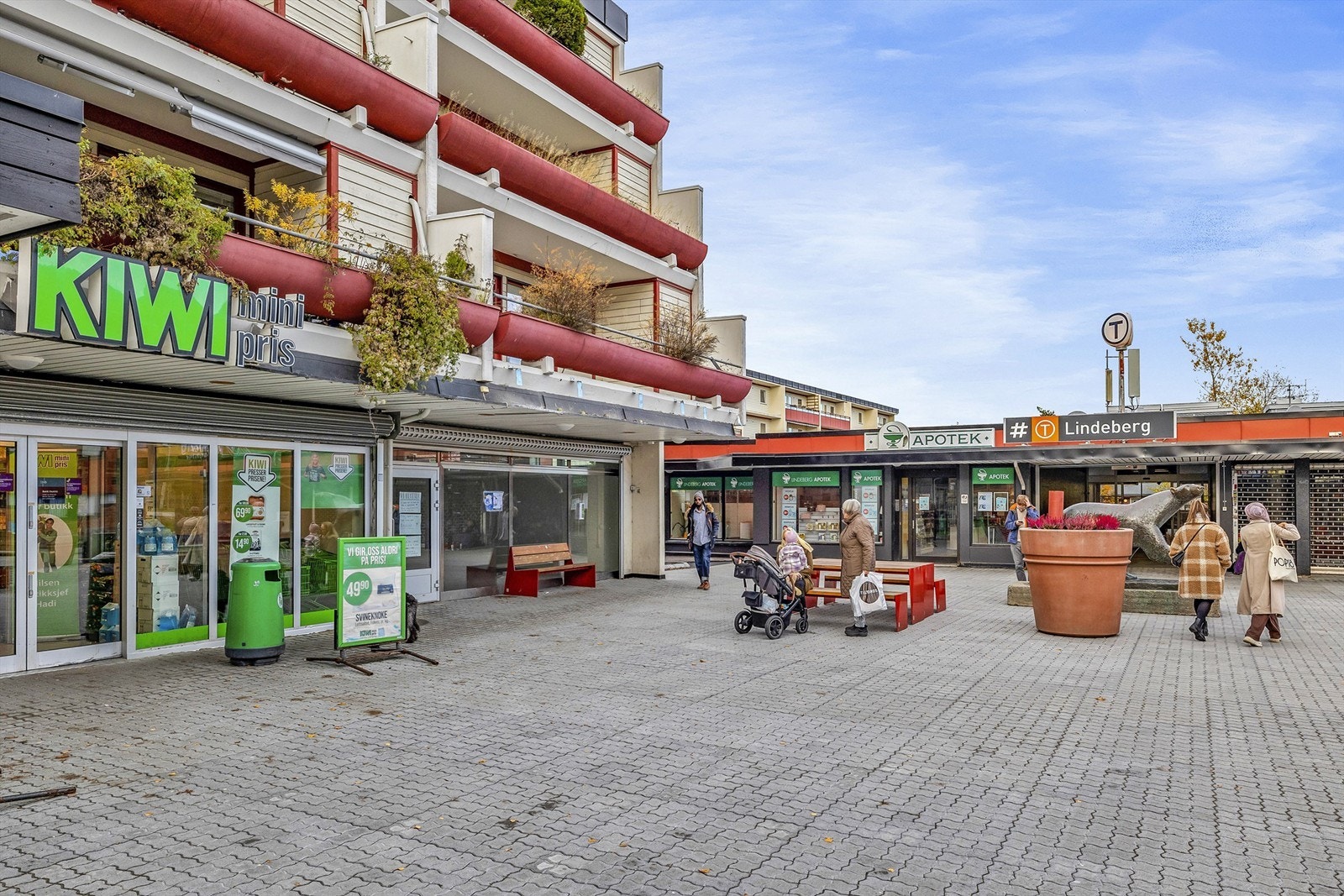 I gangavstand ligger Kiwi minipris, T-banen og apotek. Galleribilde