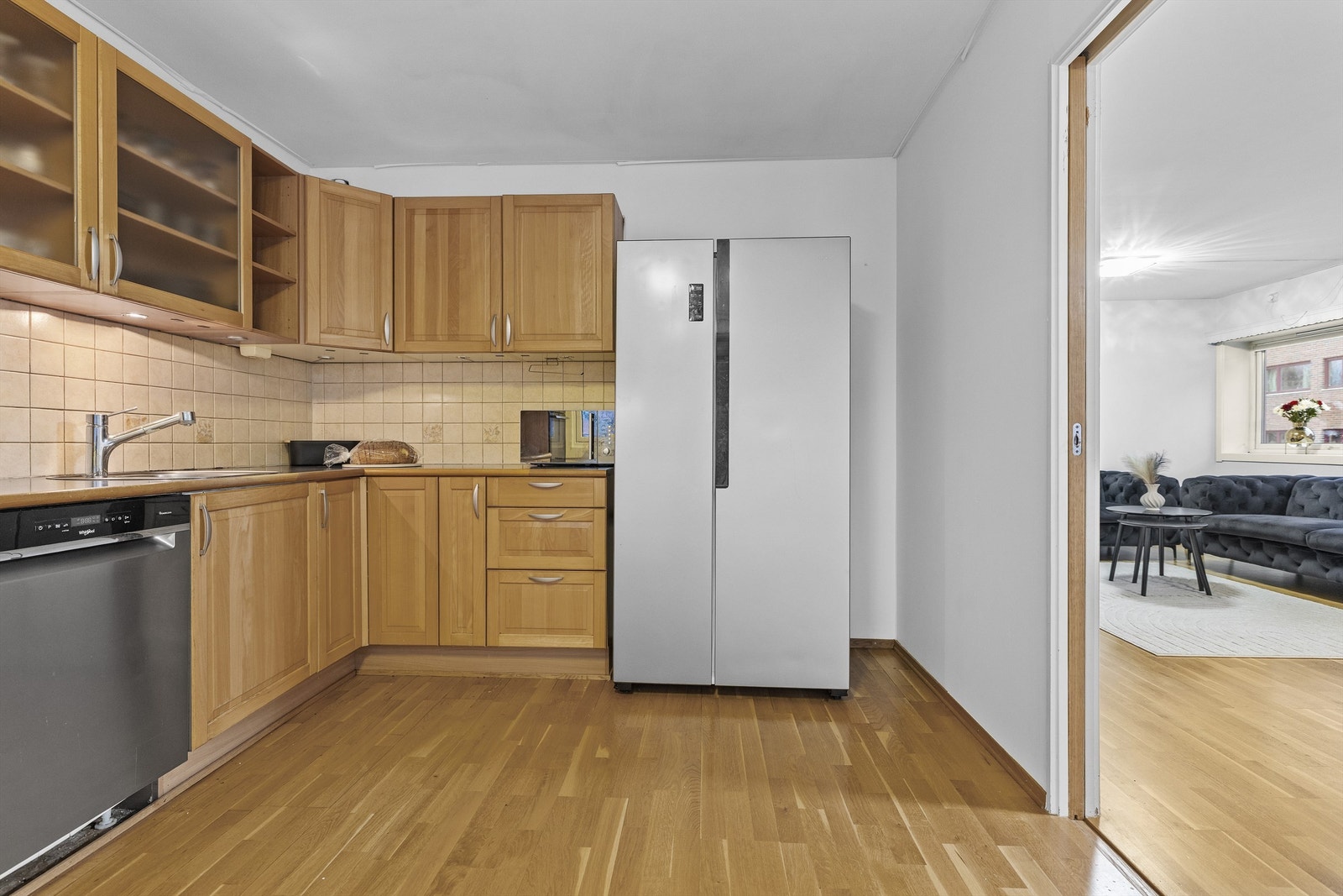 Kjøkkenet har god plass til frittstående kjøleskap Galleribilde