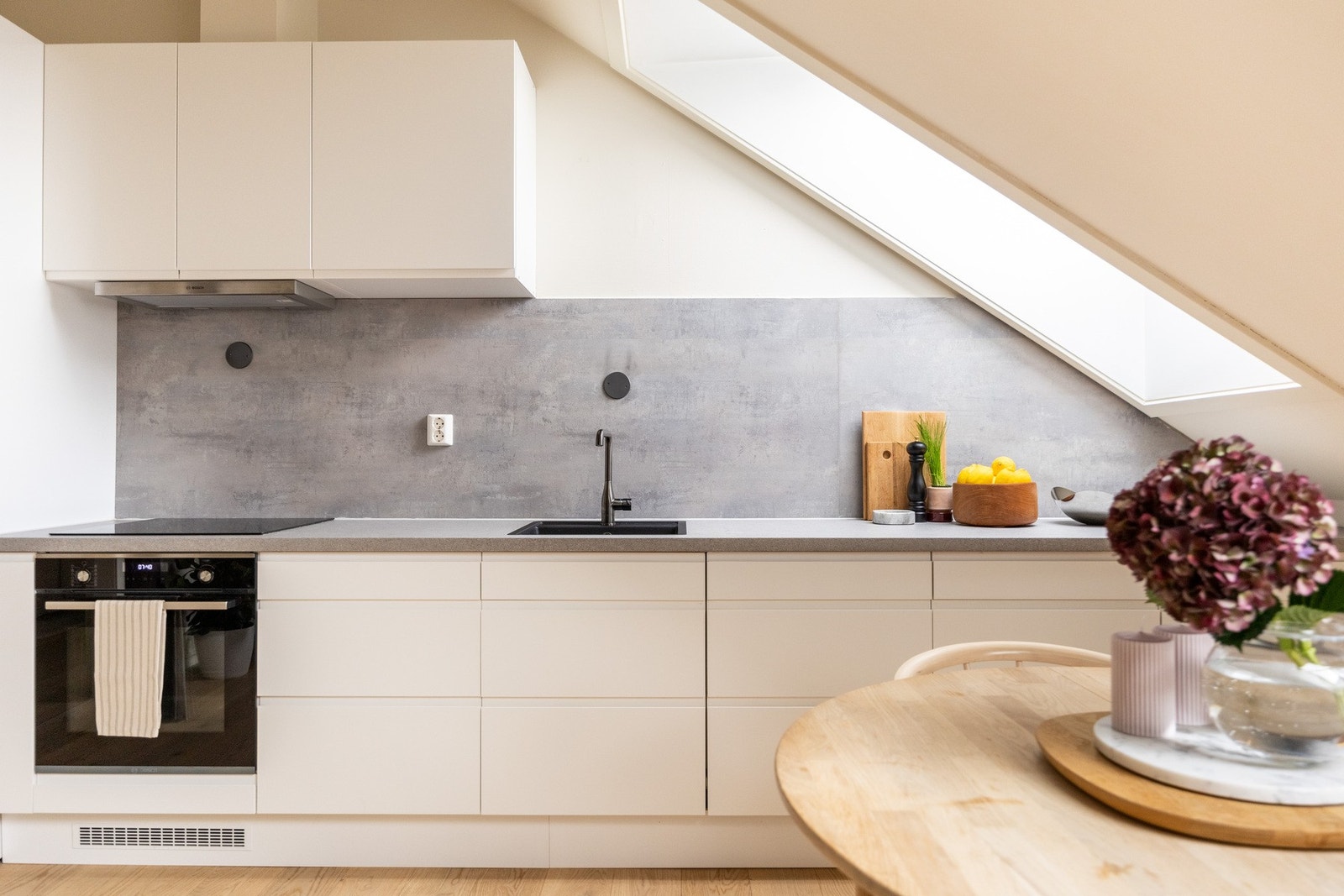 Moderne kjøkken fra 2022 med lyse glatte fronter. Galleribilde