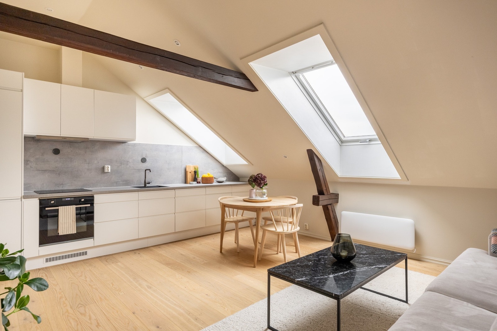 Lys, sjarmerende loftsleilighet med gulvareal på 47 kvm, god planløsning, kjøkken fra 2022 og meget sentral beliggenhet. Galleribilde