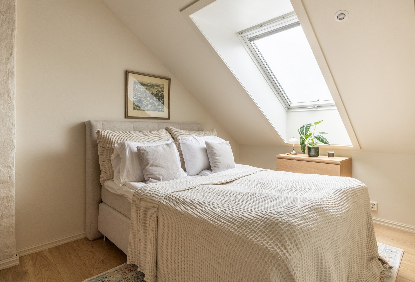 Leilighetens soverom er av god størrelse med plass til dobbeltseng med tilhørende nattbord. Galleribilde