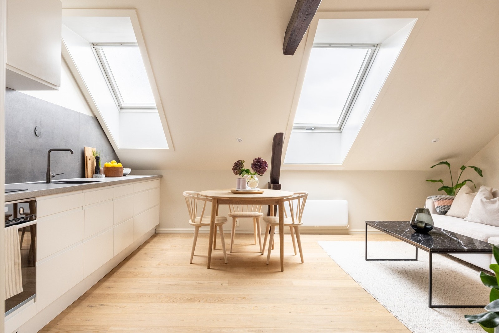 Leiligheten byr på flere flotte kvaliteter og har en gjennomgående god standard som står i stil med pene fargevalg. Galleribilde