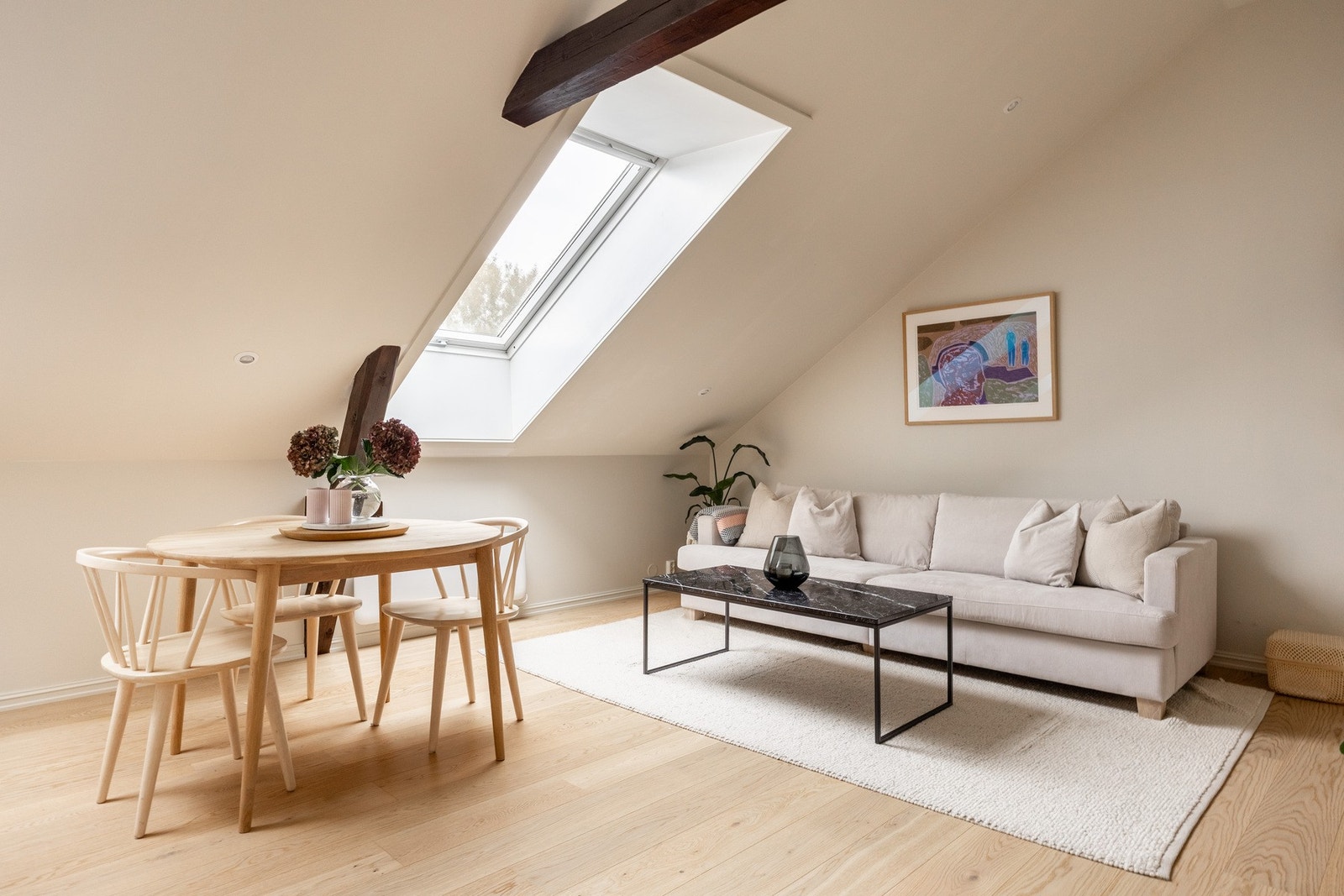 Store takvinduer som gir mye naturlig lys. Galleribilde