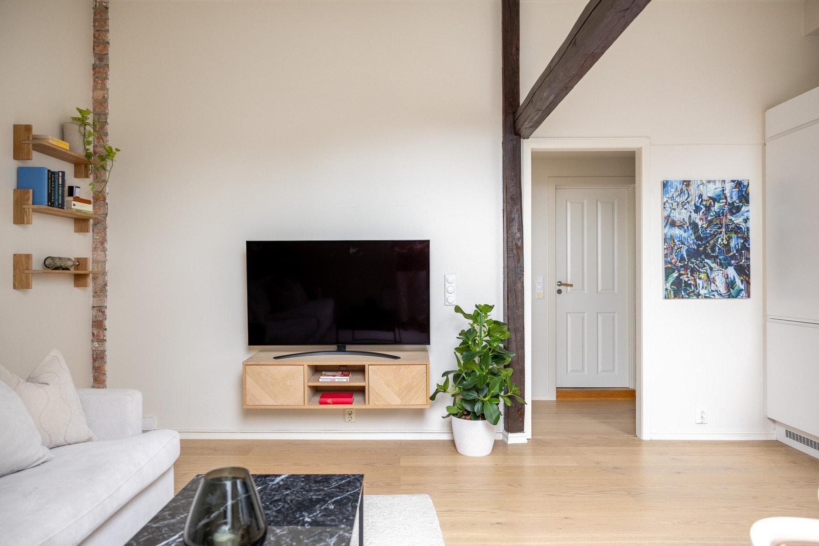 Leiligheten en generøs himling oppmålt til 3,15 på det høyeste (i stue og kjøkken). Galleribilde