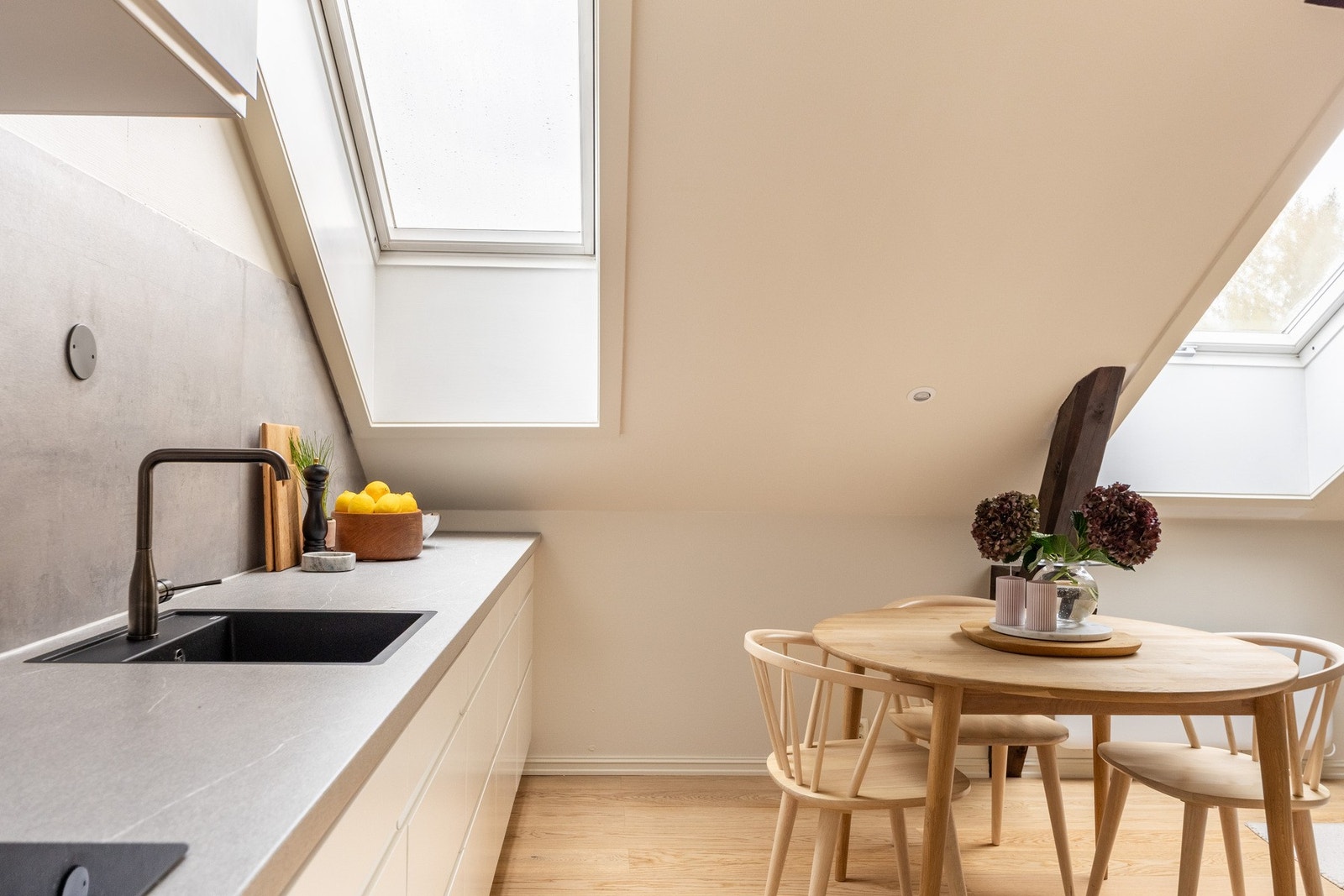 Sosialt og luftig kjøkken med praktiske løsninger samt godt med både skap- og benkeplass. Galleribilde