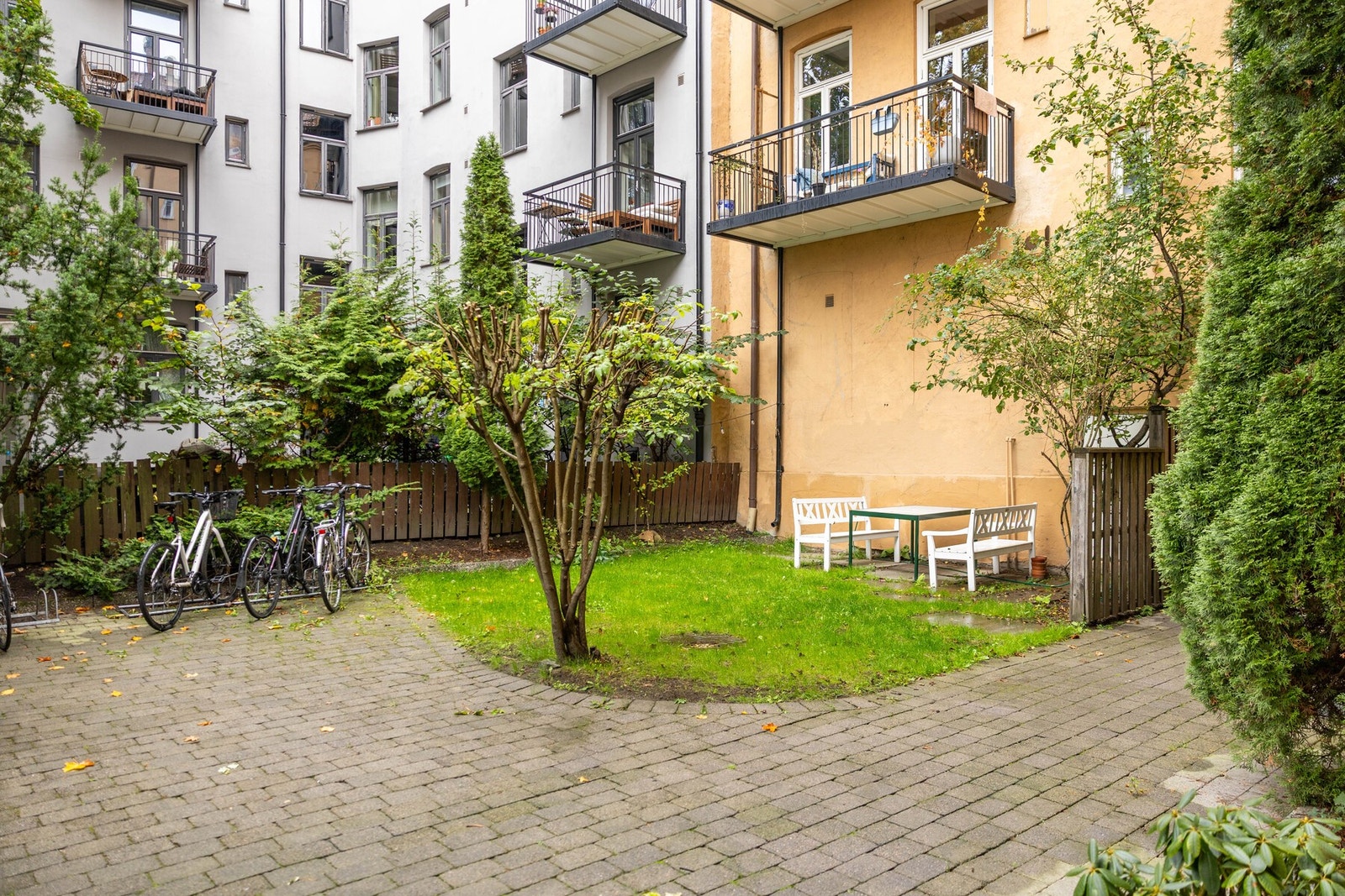 Veldrevet sameie med opparbeidet hyggelig bakgård. Galleribilde