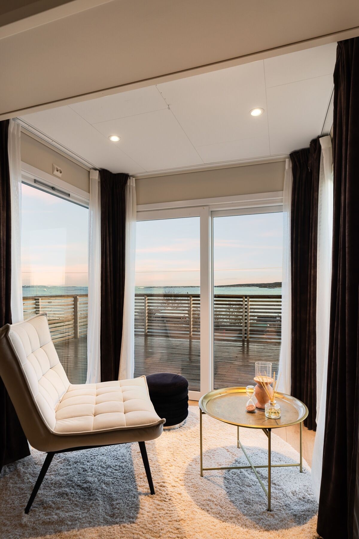 Her kan du sitte og nyte den flotte sjøutsikten Galleribilde