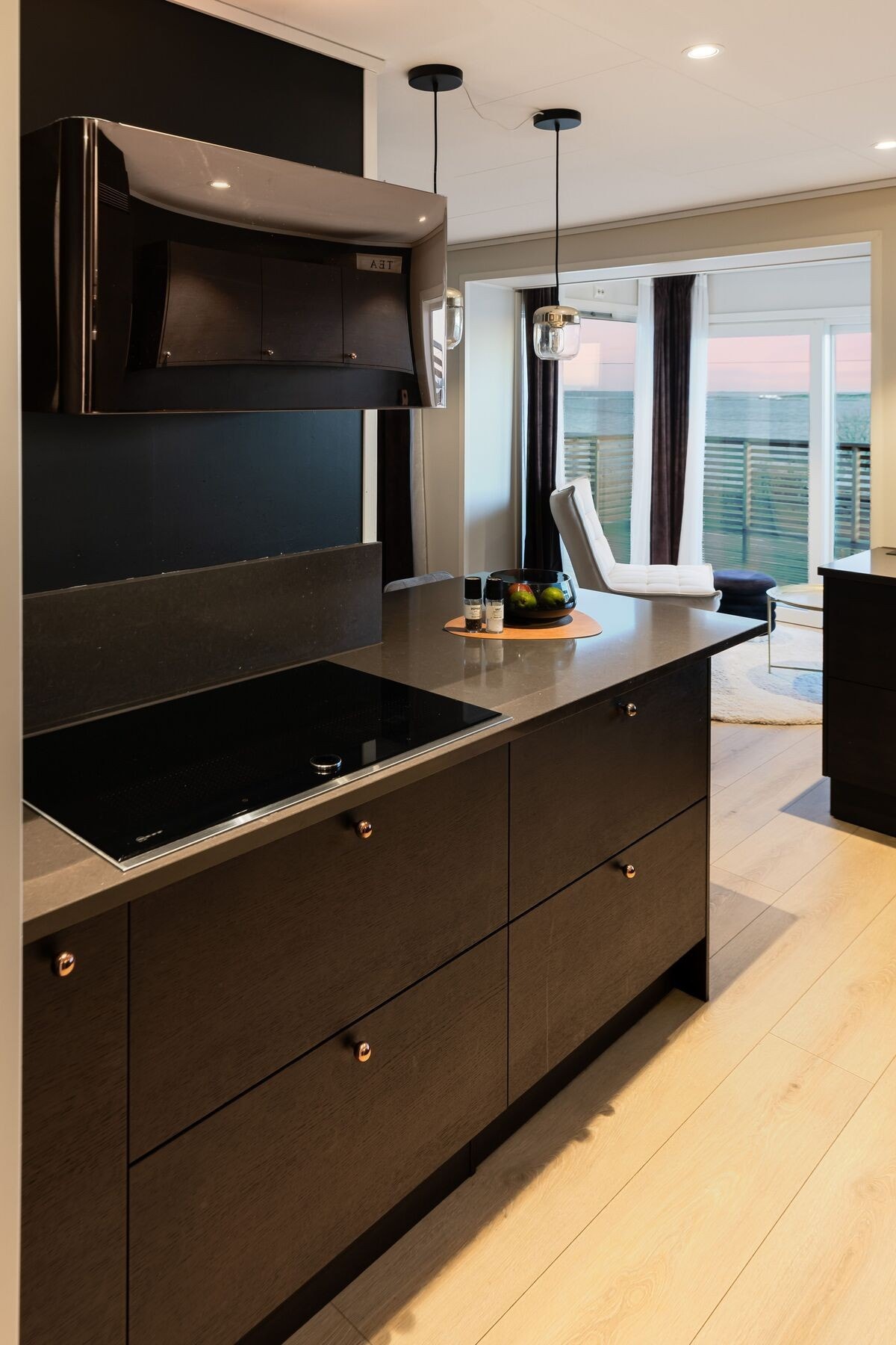 Rikelig med lagringsplass i skap og skuffer på kjøkkenet Galleribilde