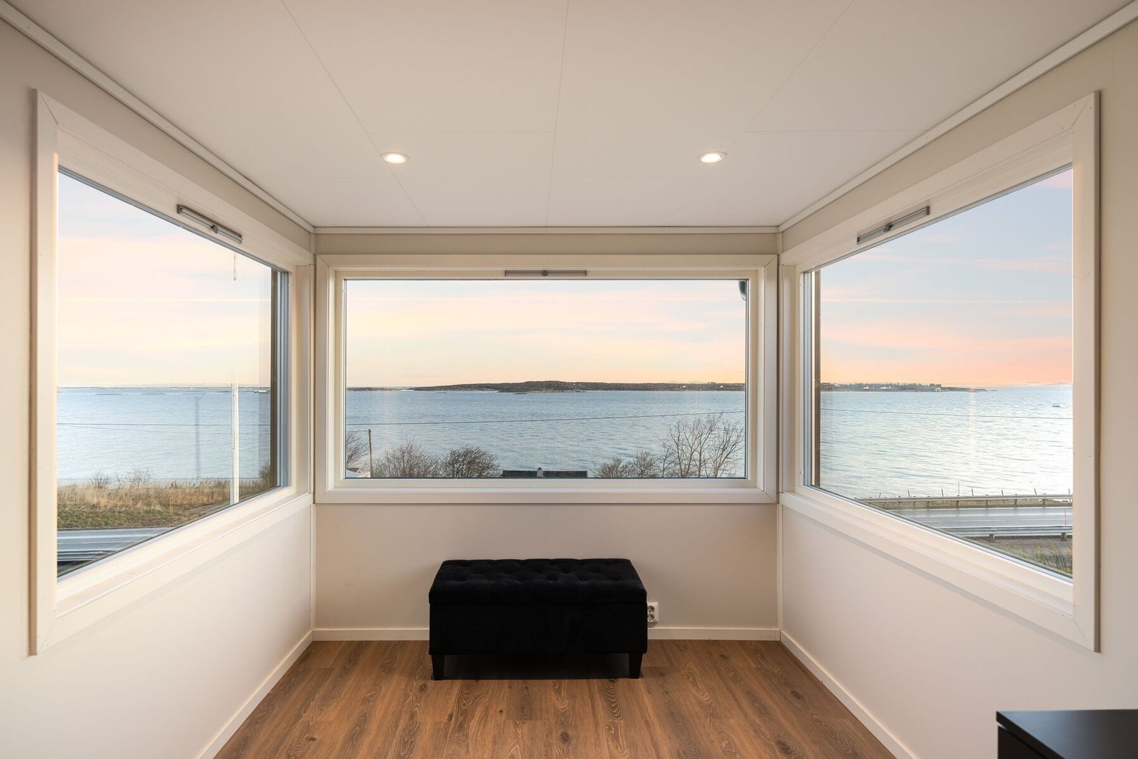 Loftstuen i 2. etasje har flere store vindusflater Galleribilde