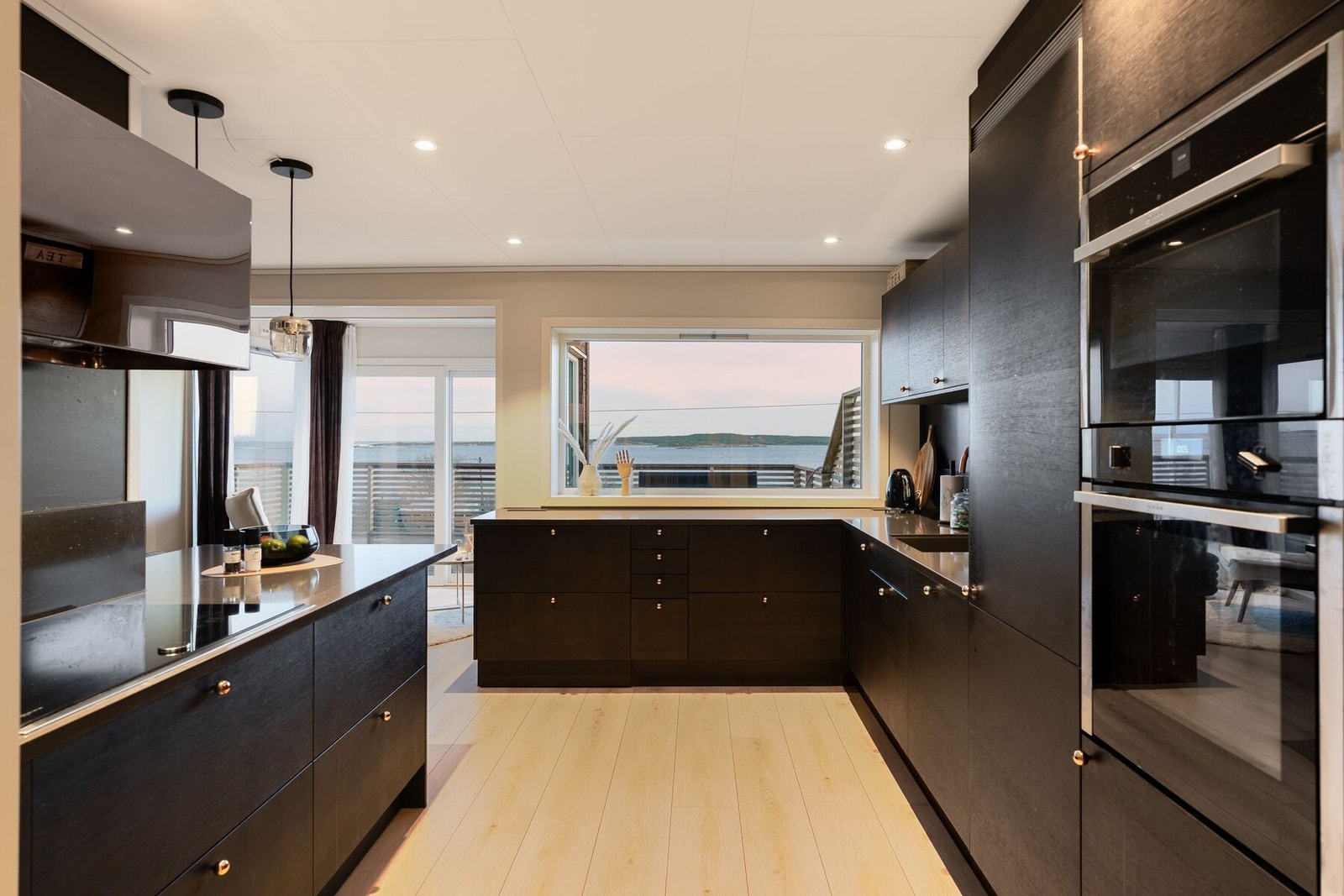 Kjøkkenet har integrerte hvitevarer Galleribilde